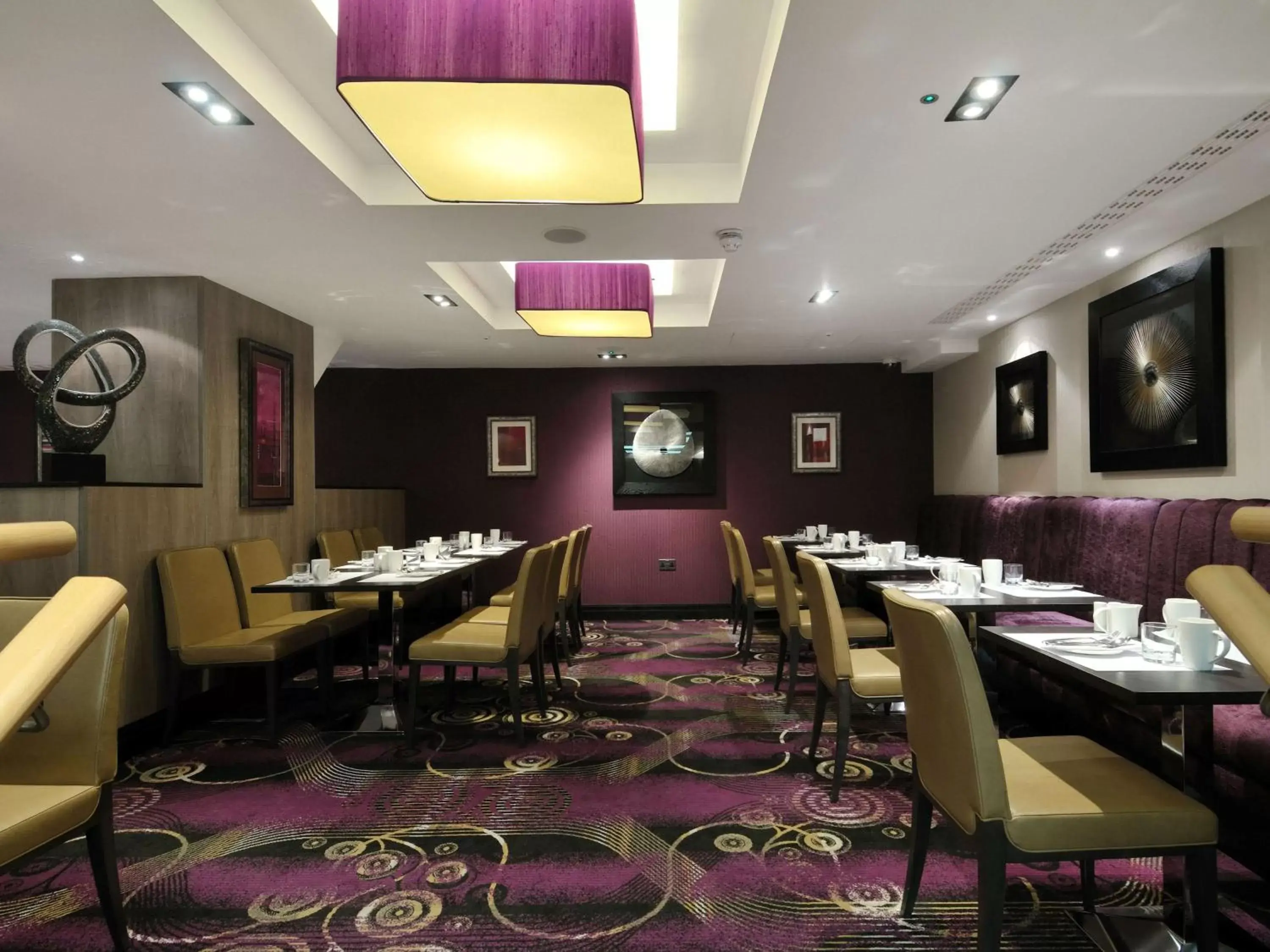 Lounge or bar, Restaurant/Places to Eat in DoubleTree By Hilton London - West End