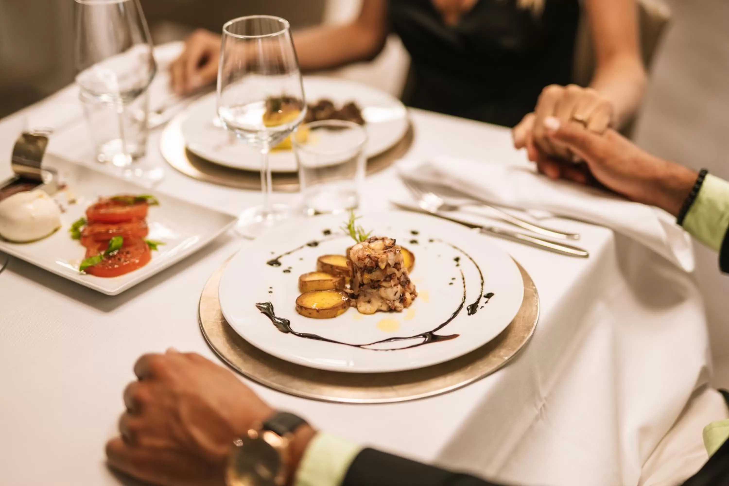 Restaurant/places to eat in Hotel De La Ville