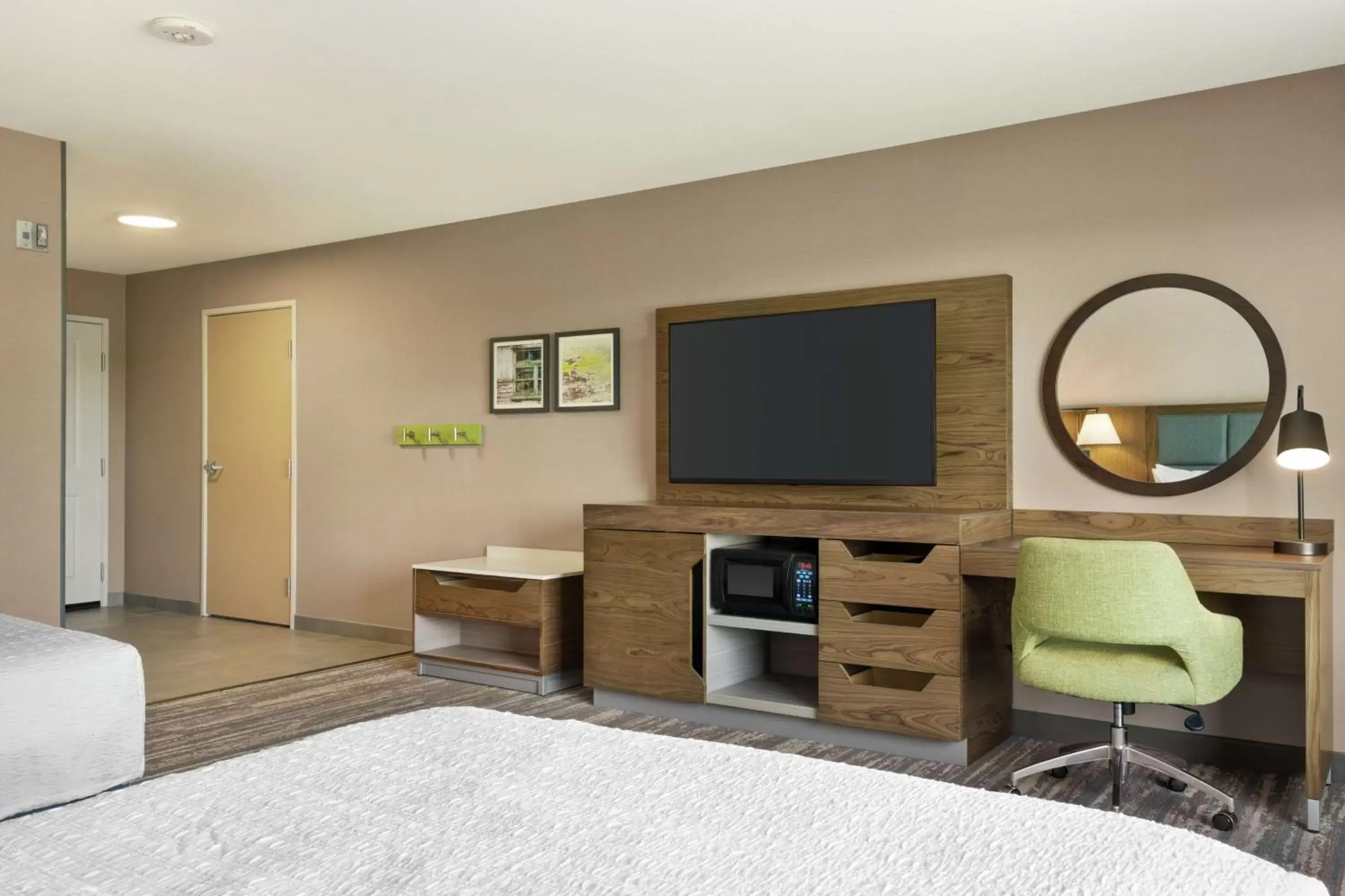 Bedroom, TV/Entertainment Center in Hampton Inn & Suites Tacoma/Puyallup