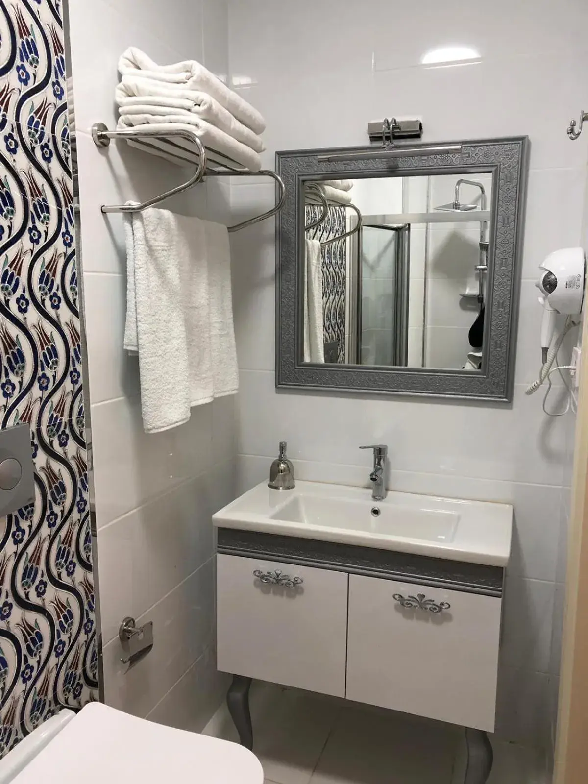 Shower, Bathroom in Le Safran Suite