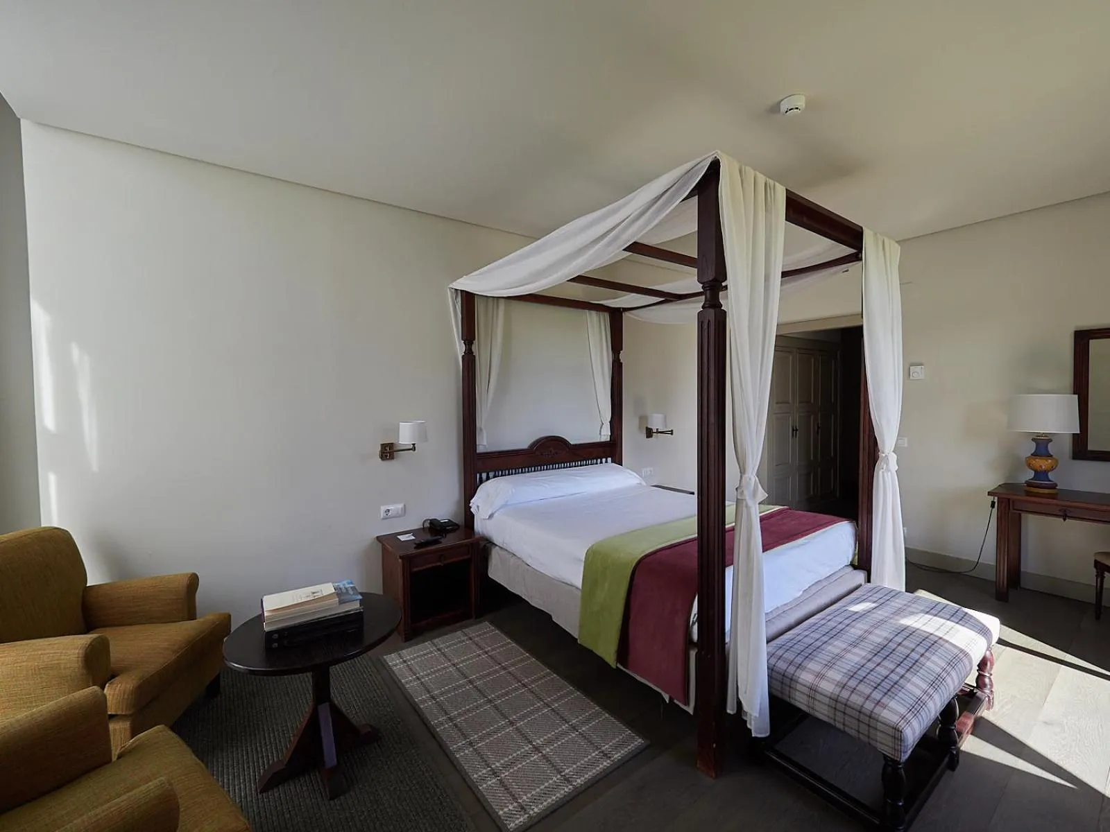 Photo of the whole room, Bed in Parador de Cangas de Onís