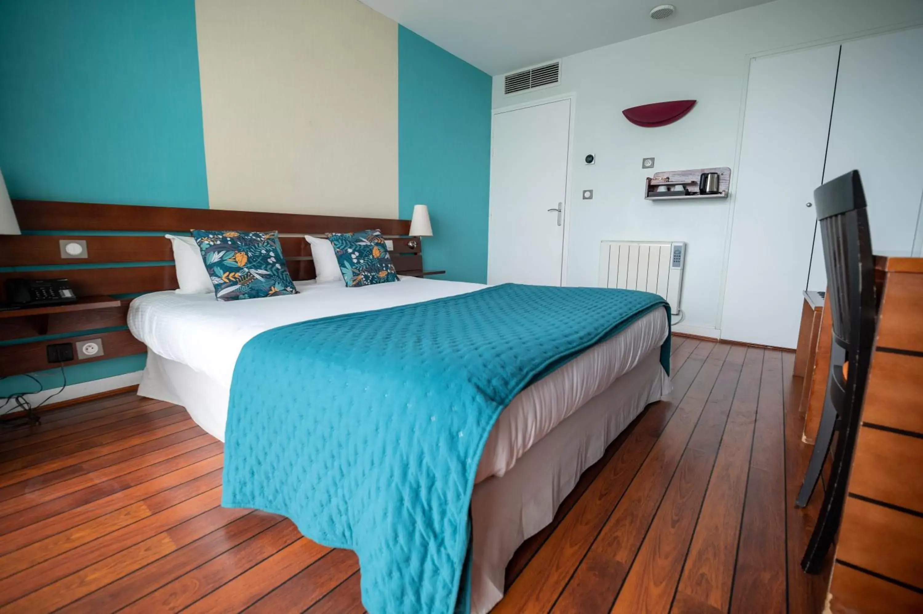 Bed in LOGIS HOTEL - La Petite Rade Bed in LOGIS HOTEL - La Petite Rade