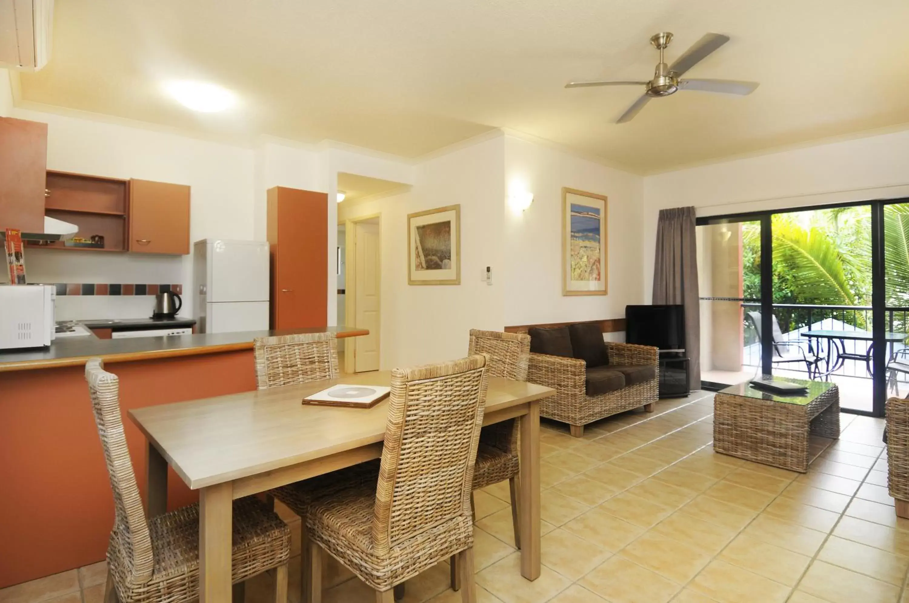 Kitchen or kitchenette, Dining Area in Nautilus Holiday Apartments