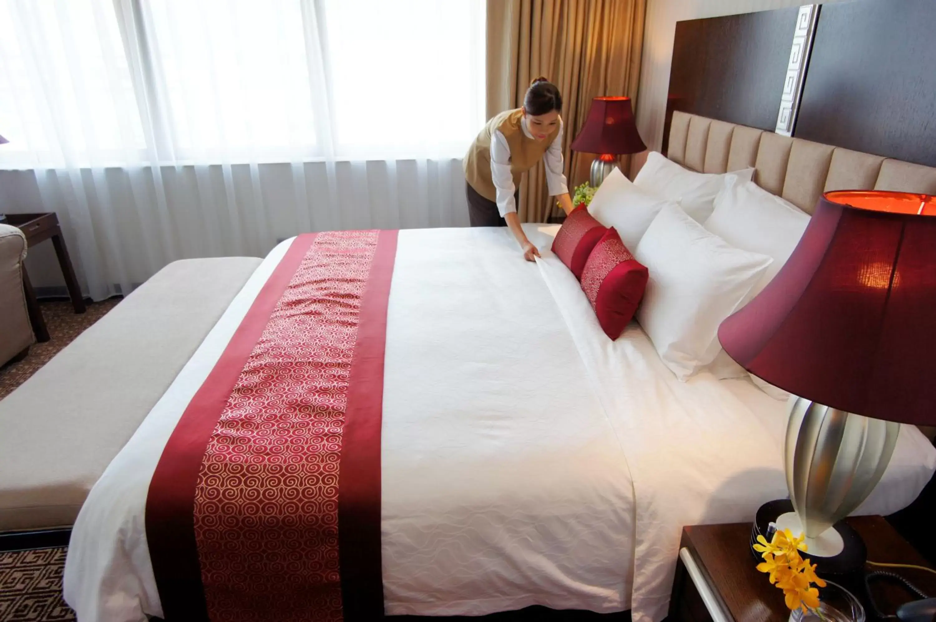 Staff, Bed in Dong Fang Hotel Guangzhou, Canton Fair Free Shuttle Bus, Canton Fair Buyer Official Registration