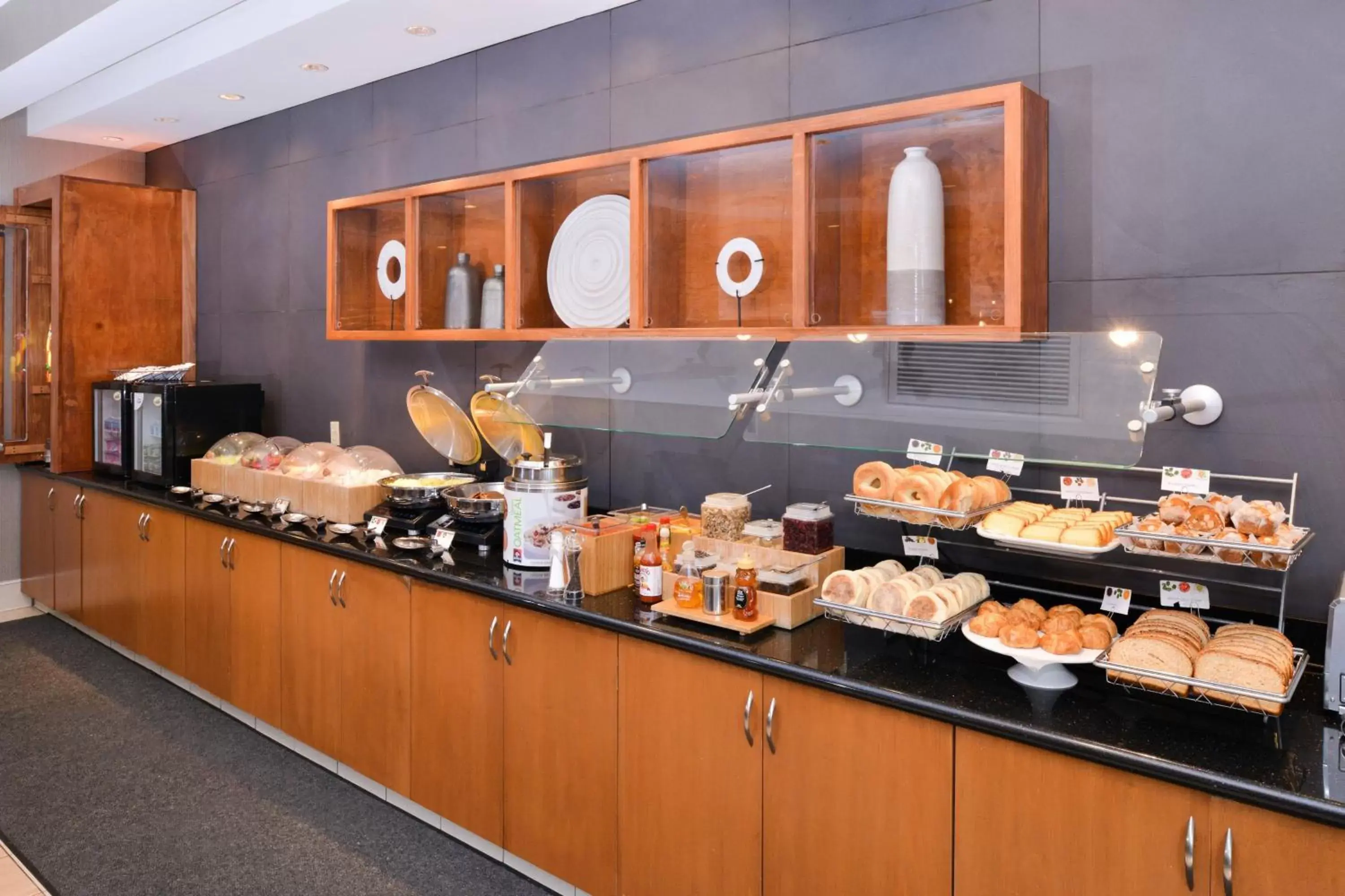 Breakfast in SpringHill Suites by Marriott Corona Riverside