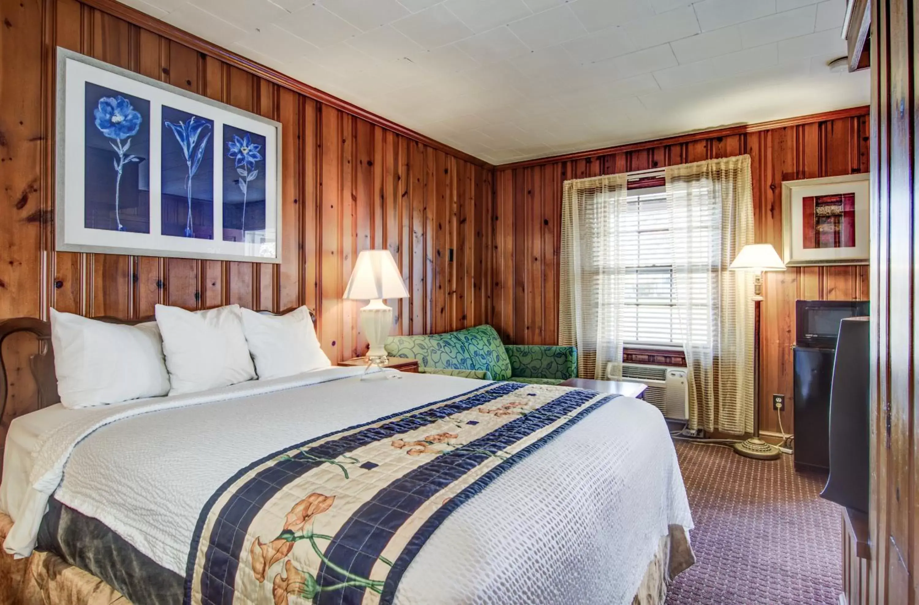 Photo of the whole room, Bed in Hancock Motel