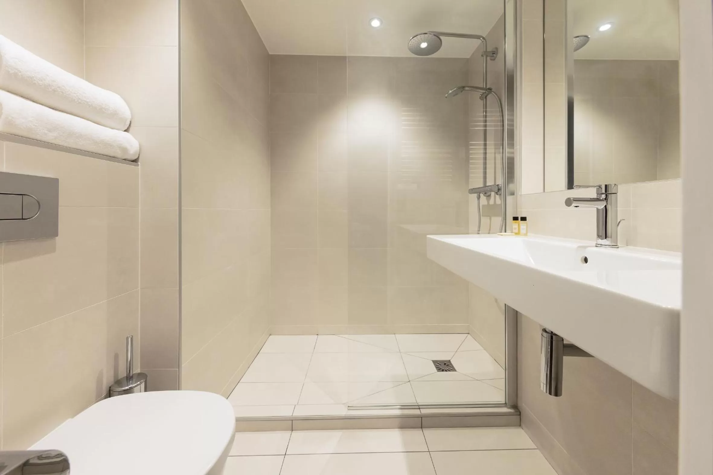 Bathroom in Hotel Montbriand Antony - Ancien Alixia