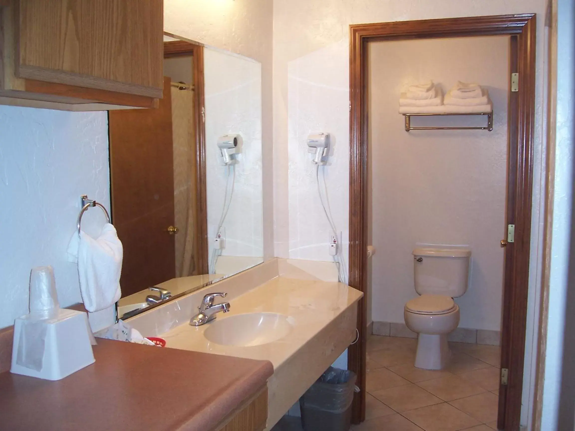 Toilet, Bathroom in Red Carpet Inn Medford