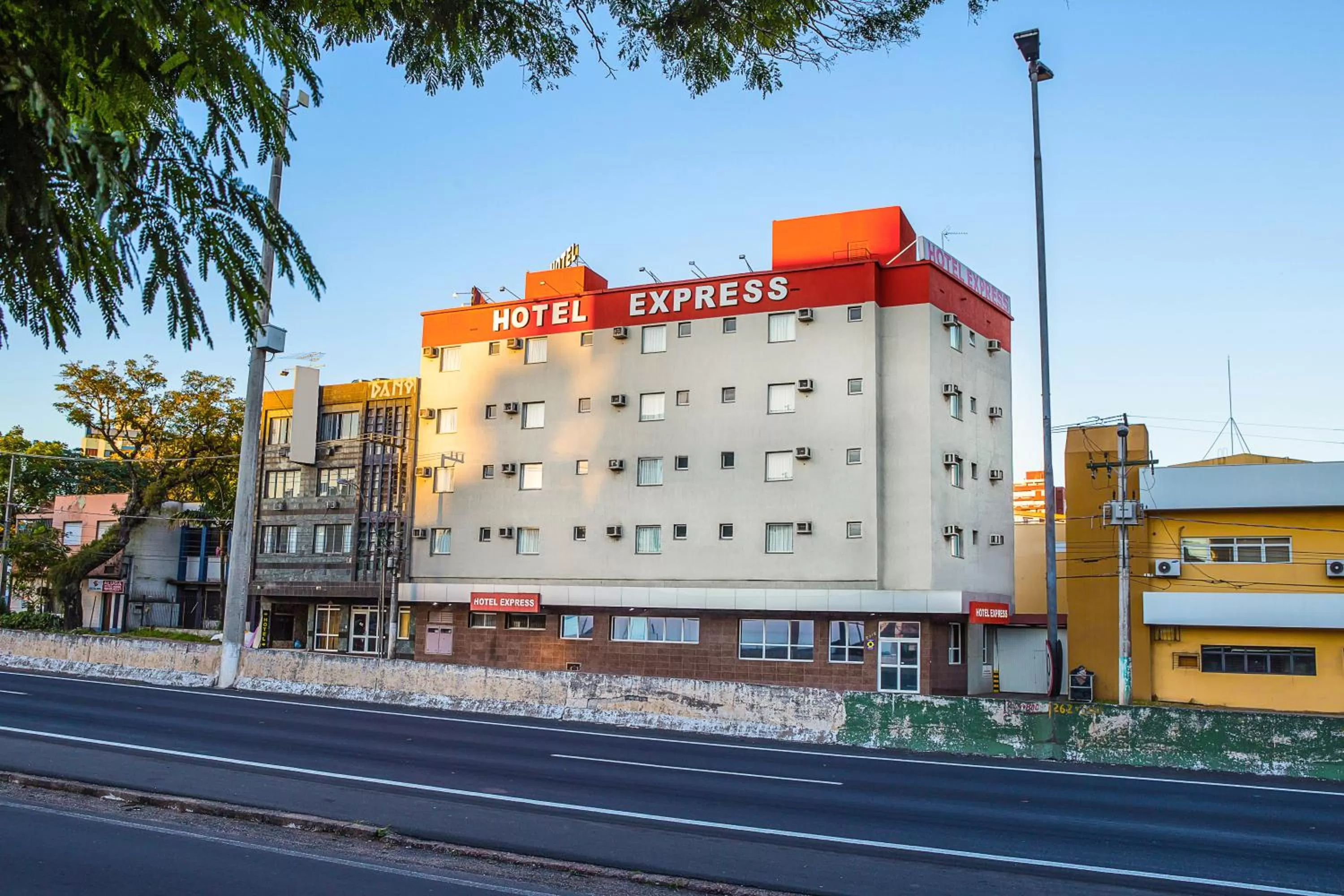 Facade/entrance in Hotel Express Canoas