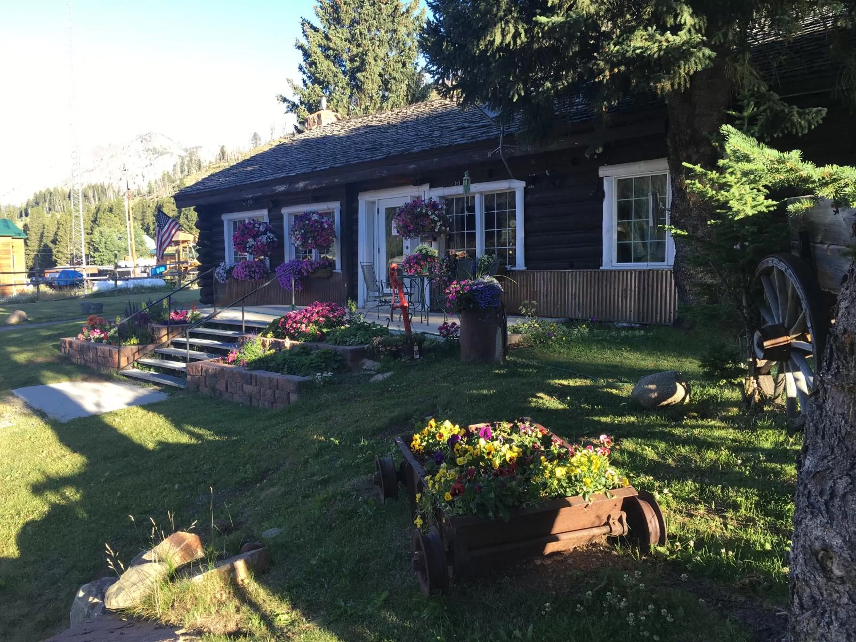 Facade/entrance in Antlers Lodge