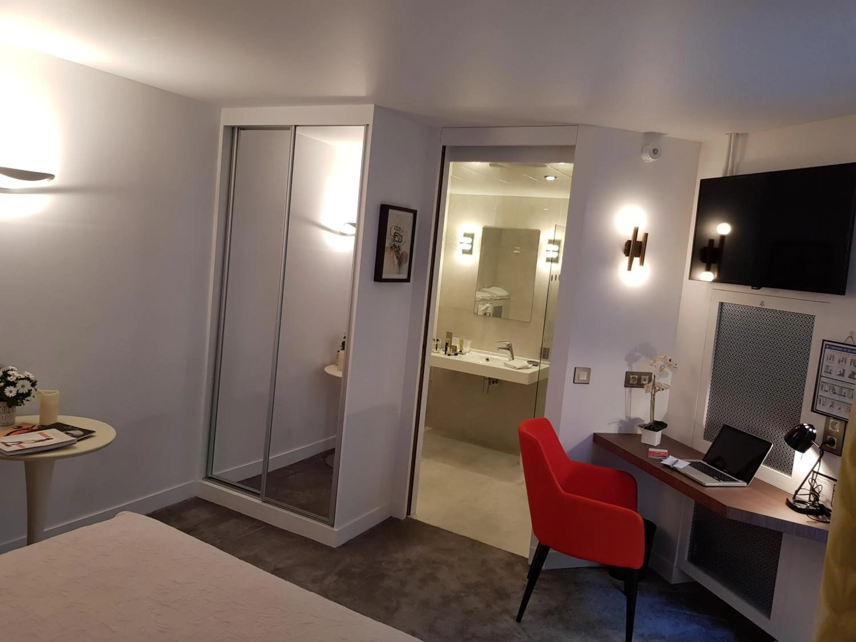 Photo of the whole room, Bed in HOTEL ALISON