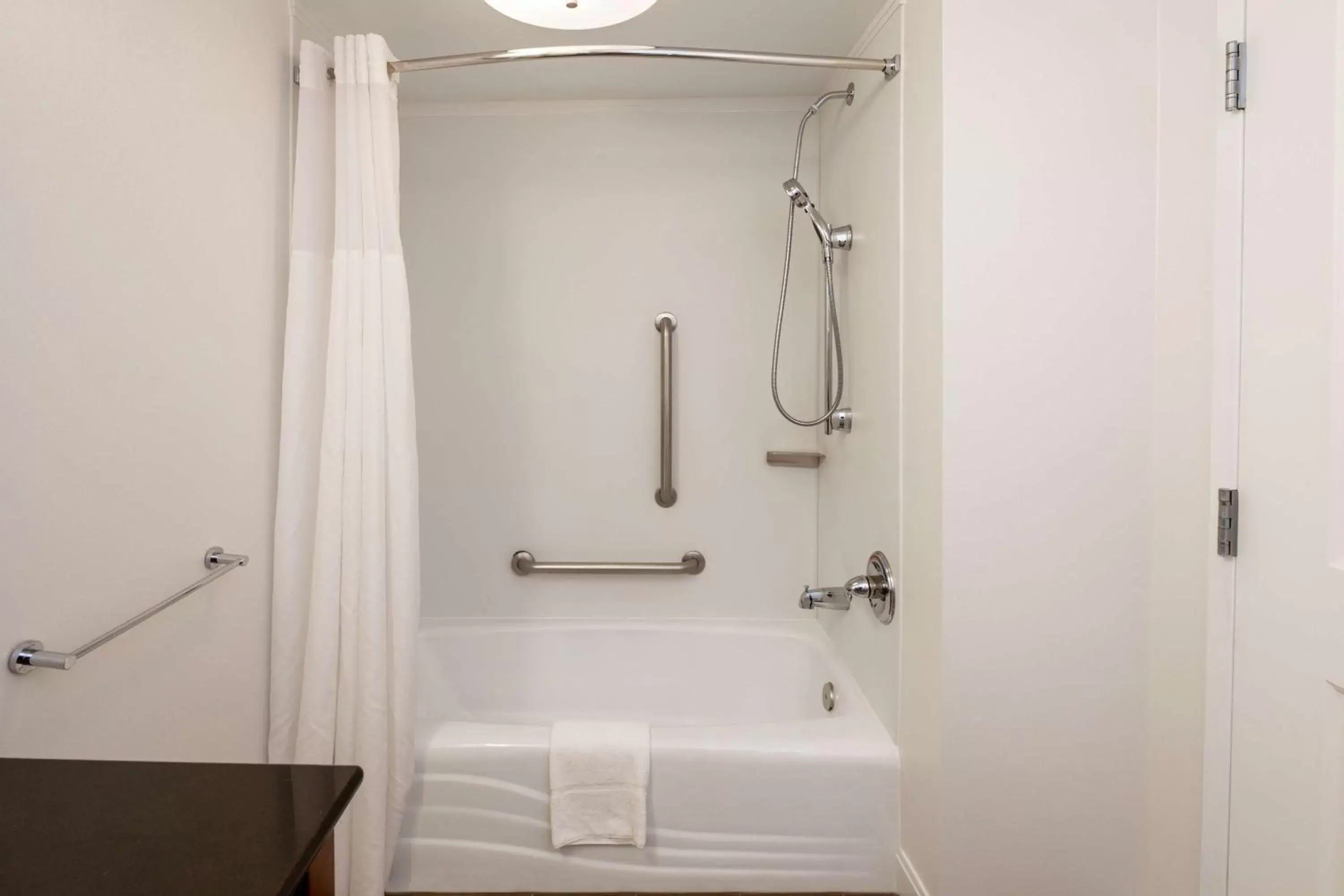 Bathroom in Hampton Inn & Suites Raleigh/Cary I-40 (PNC Arena)