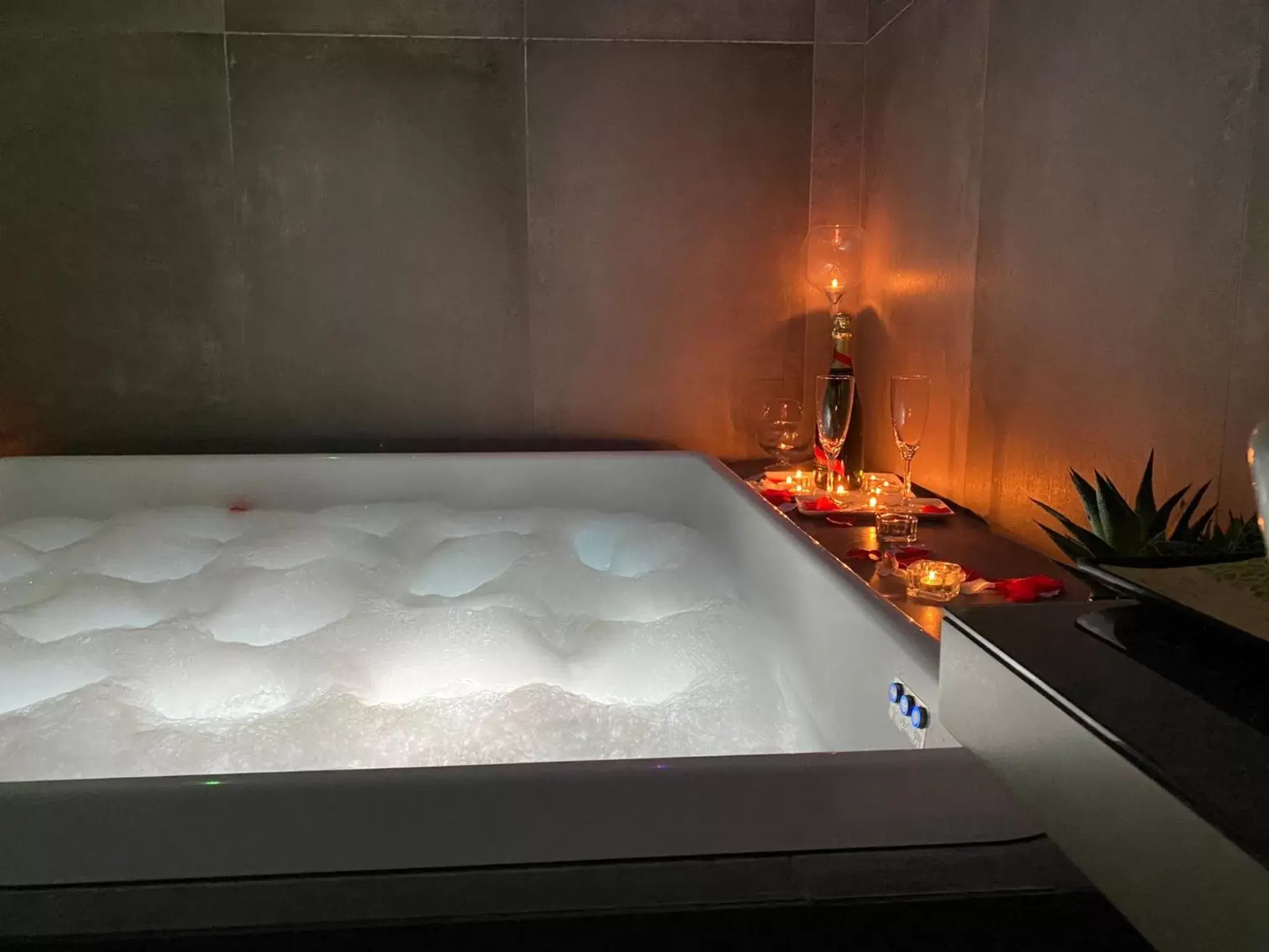 Hot Tub, Kitchen/Kitchenette in Megaris Luxury Suite Rooms