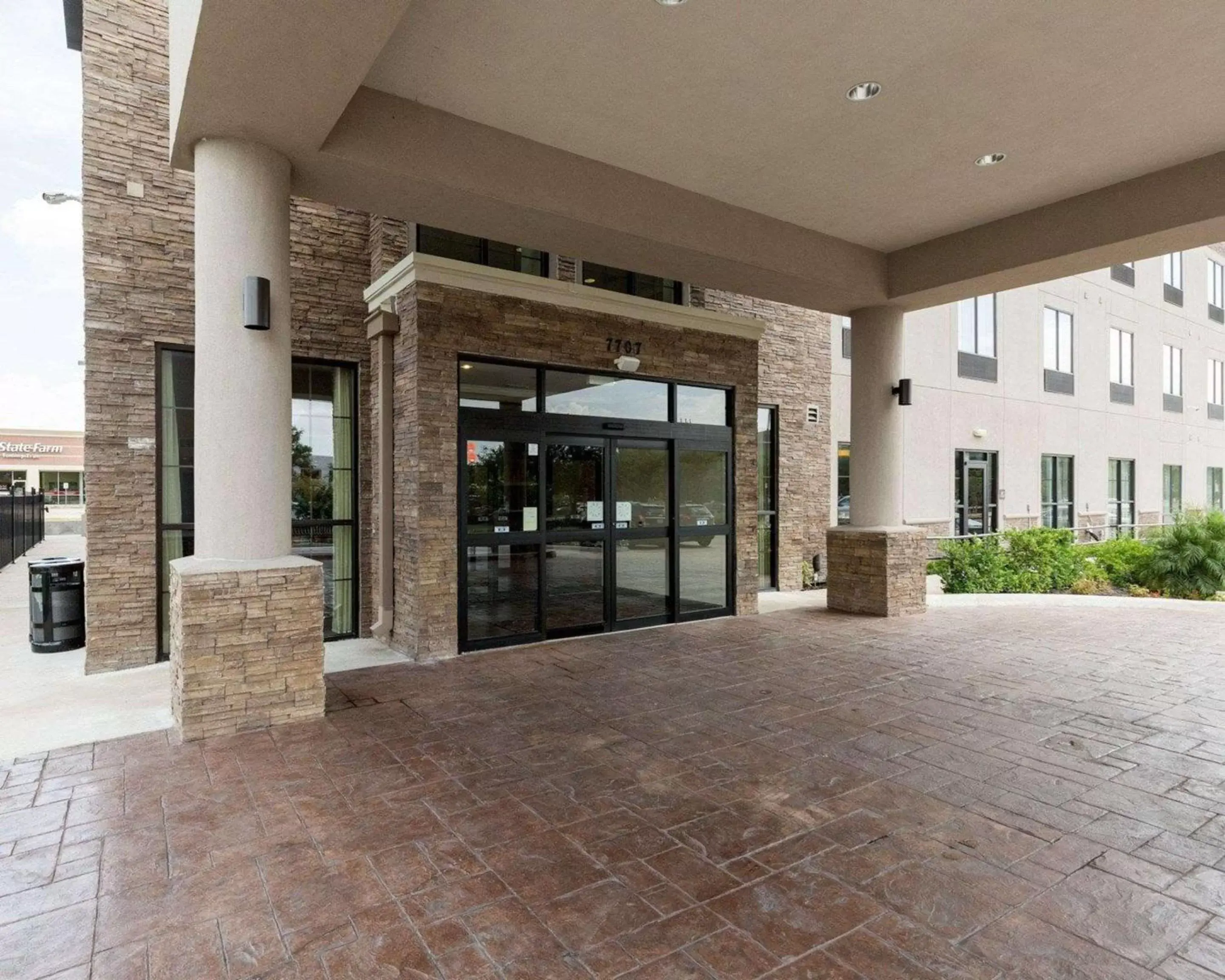 Property building in Comfort Suites near Westchase on Beltway 8