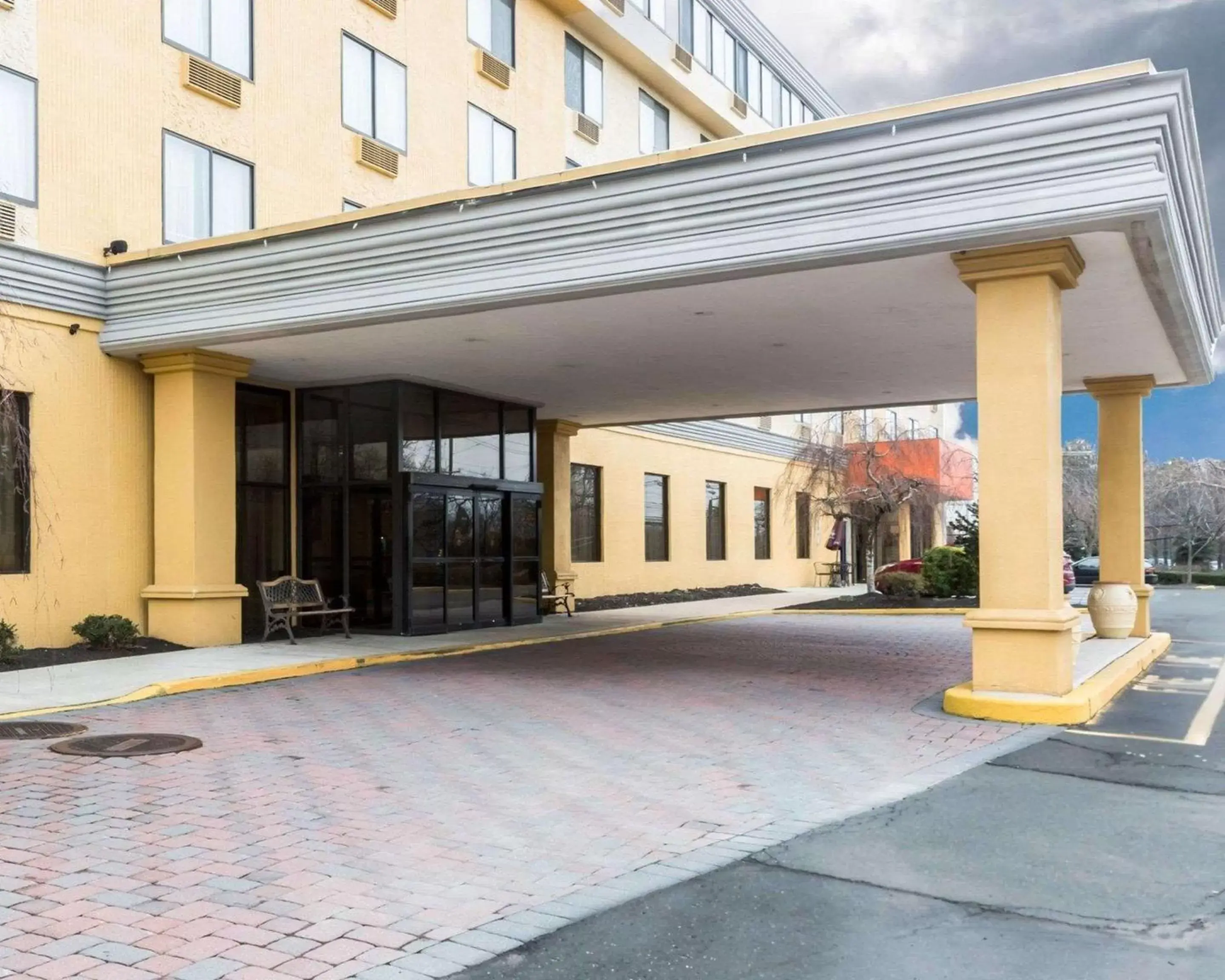 Property building in Clarion Hotel Somerset - New Brunswick