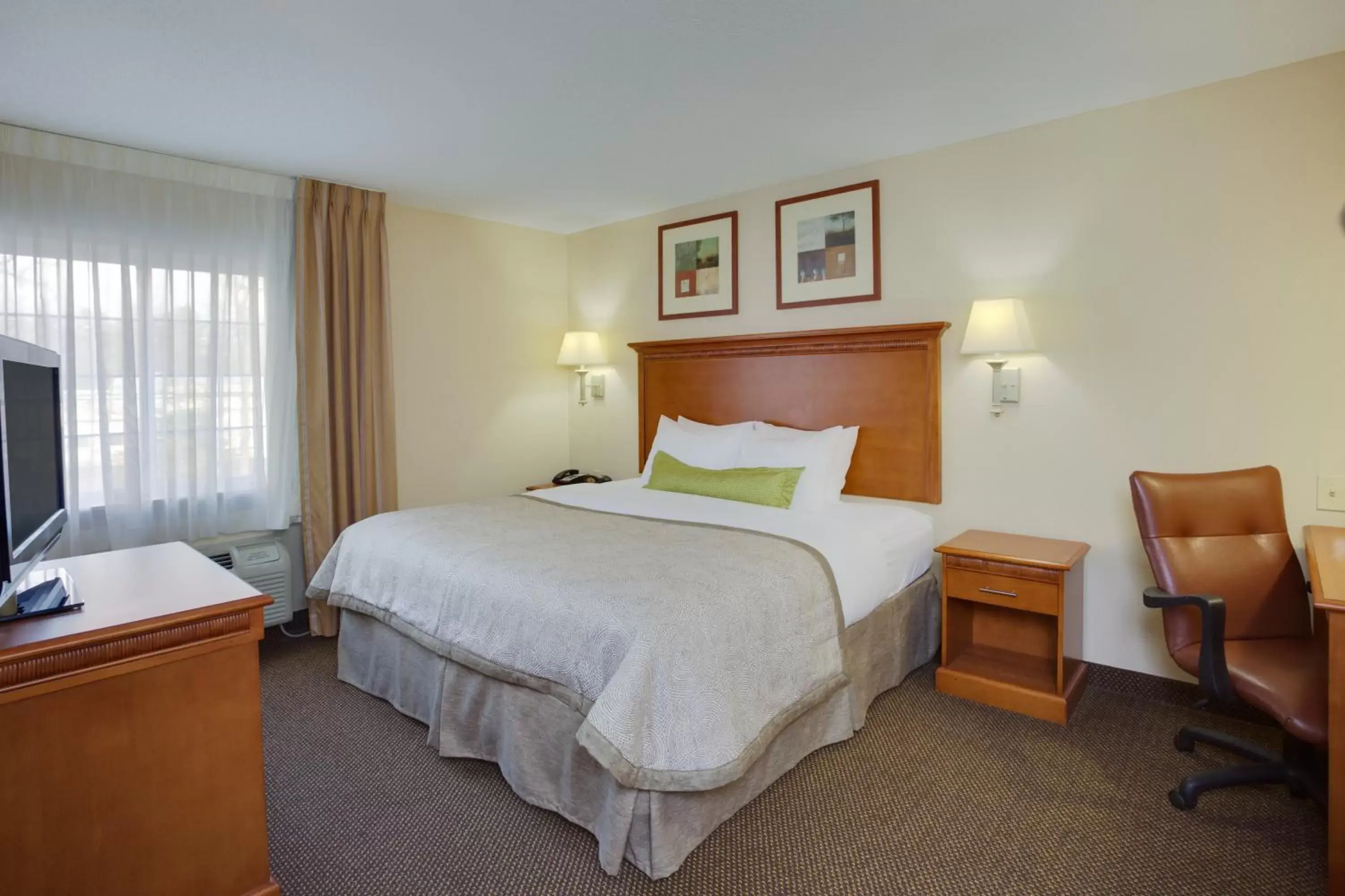 Bedroom, Bed in Candlewood Suites Richmond Airport, an IHG Hotel