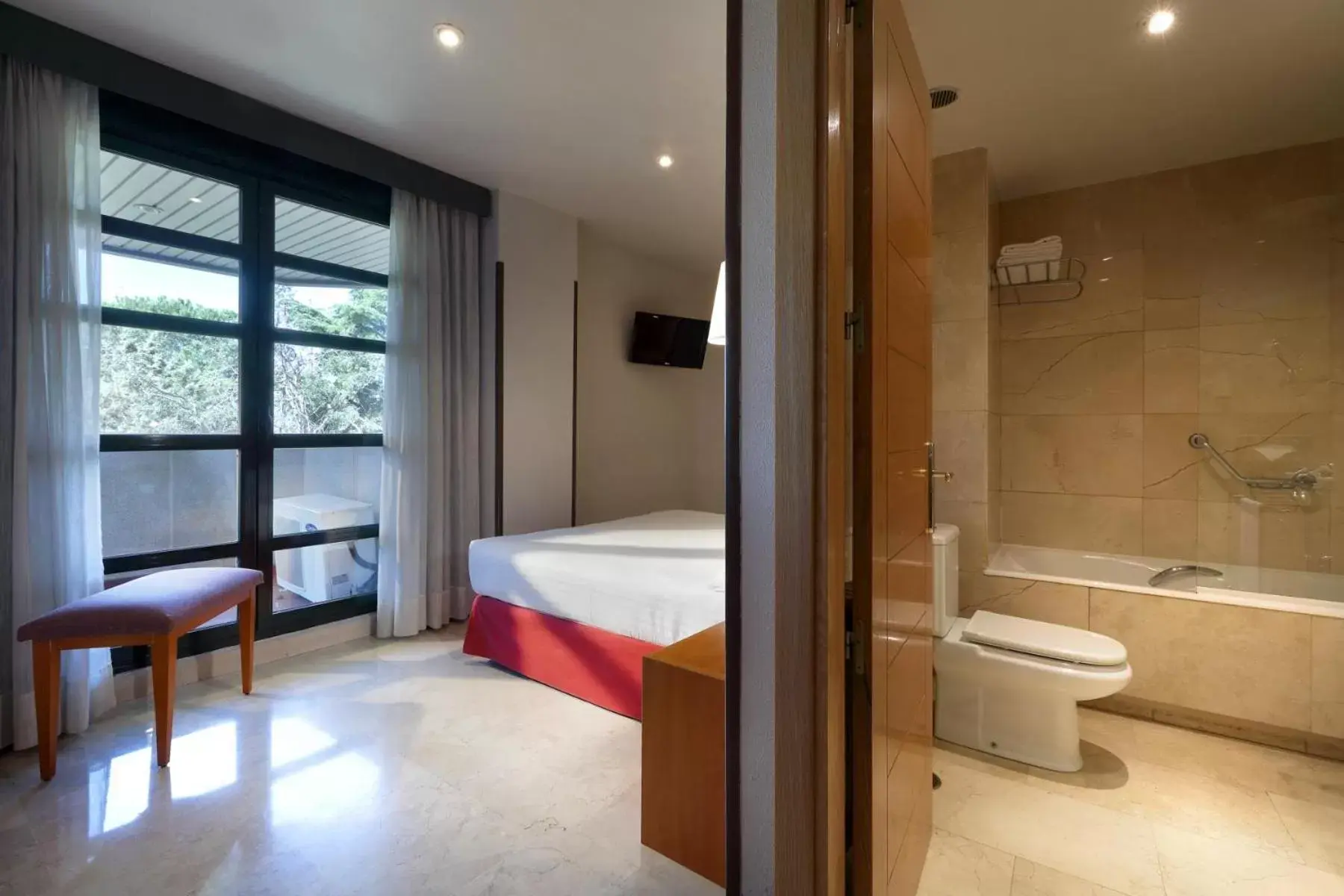 Bed, Bathroom in Exe Gran Hotel Almenar