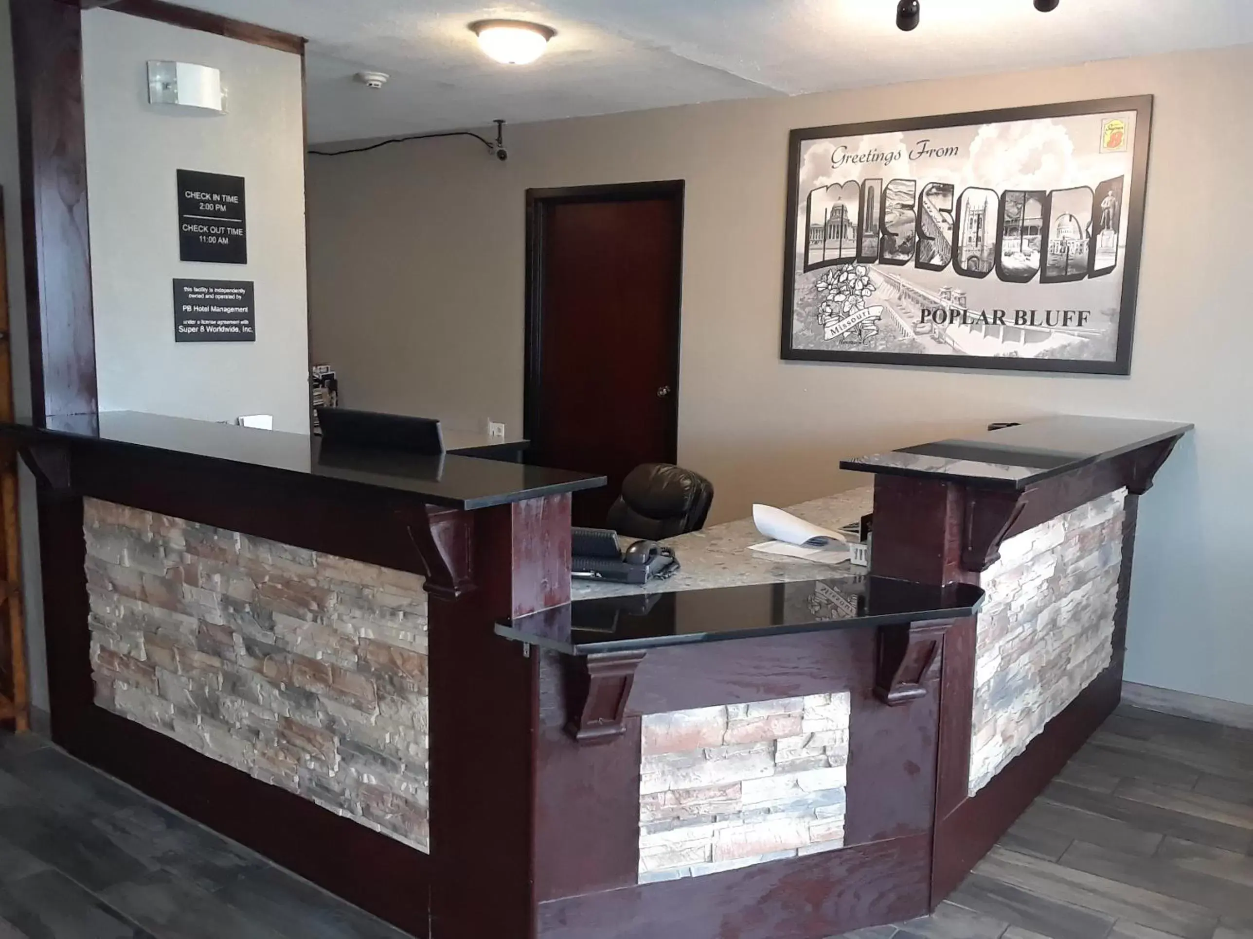 Lobby/Reception in Super 8 by Wyndham Poplar Bluff Missouri