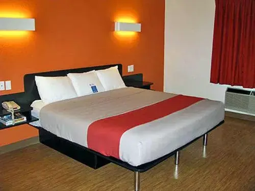 Bed in Motel 6-South Haven, KS