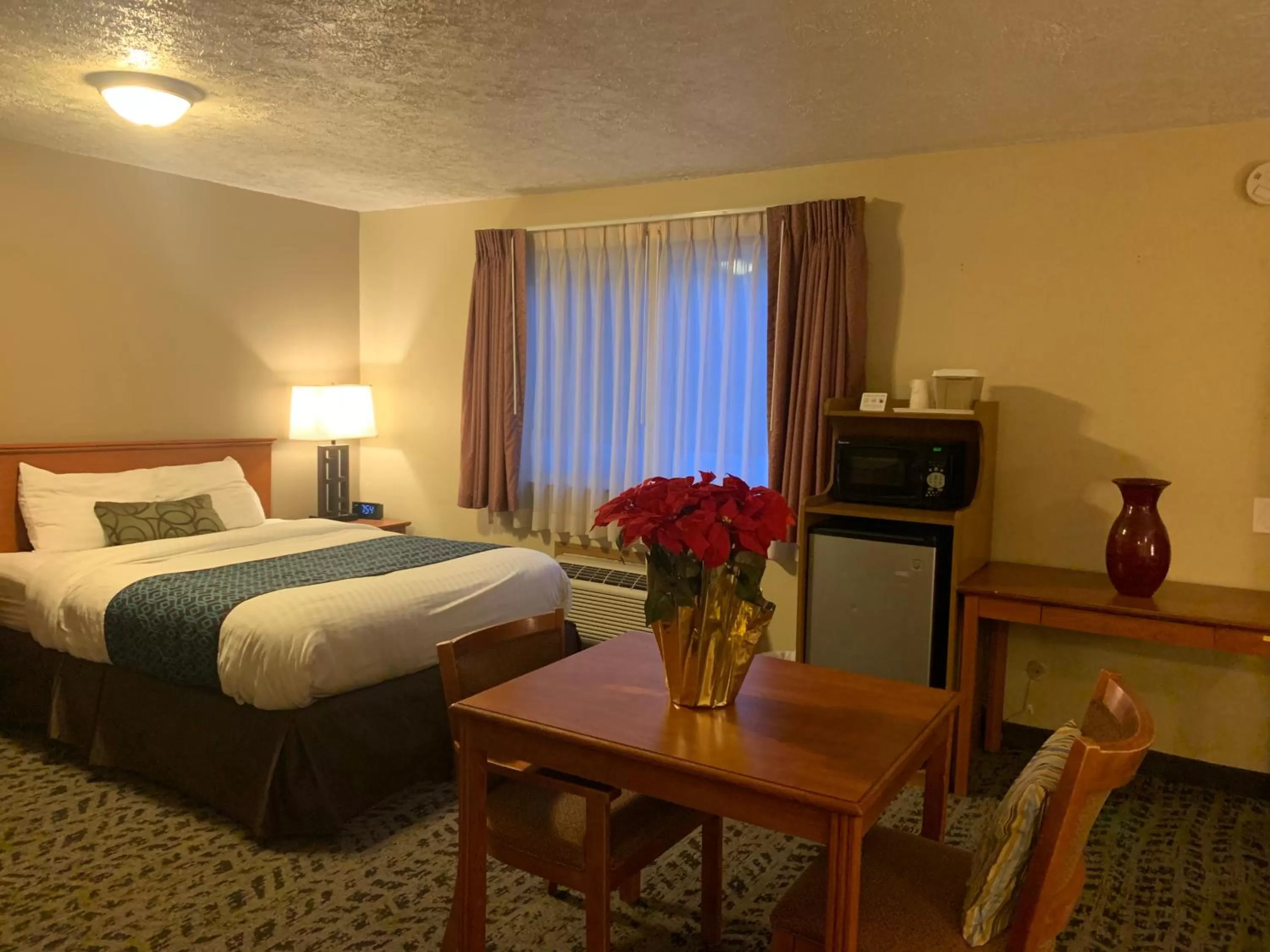 Bed in Sunset Inn - John Day