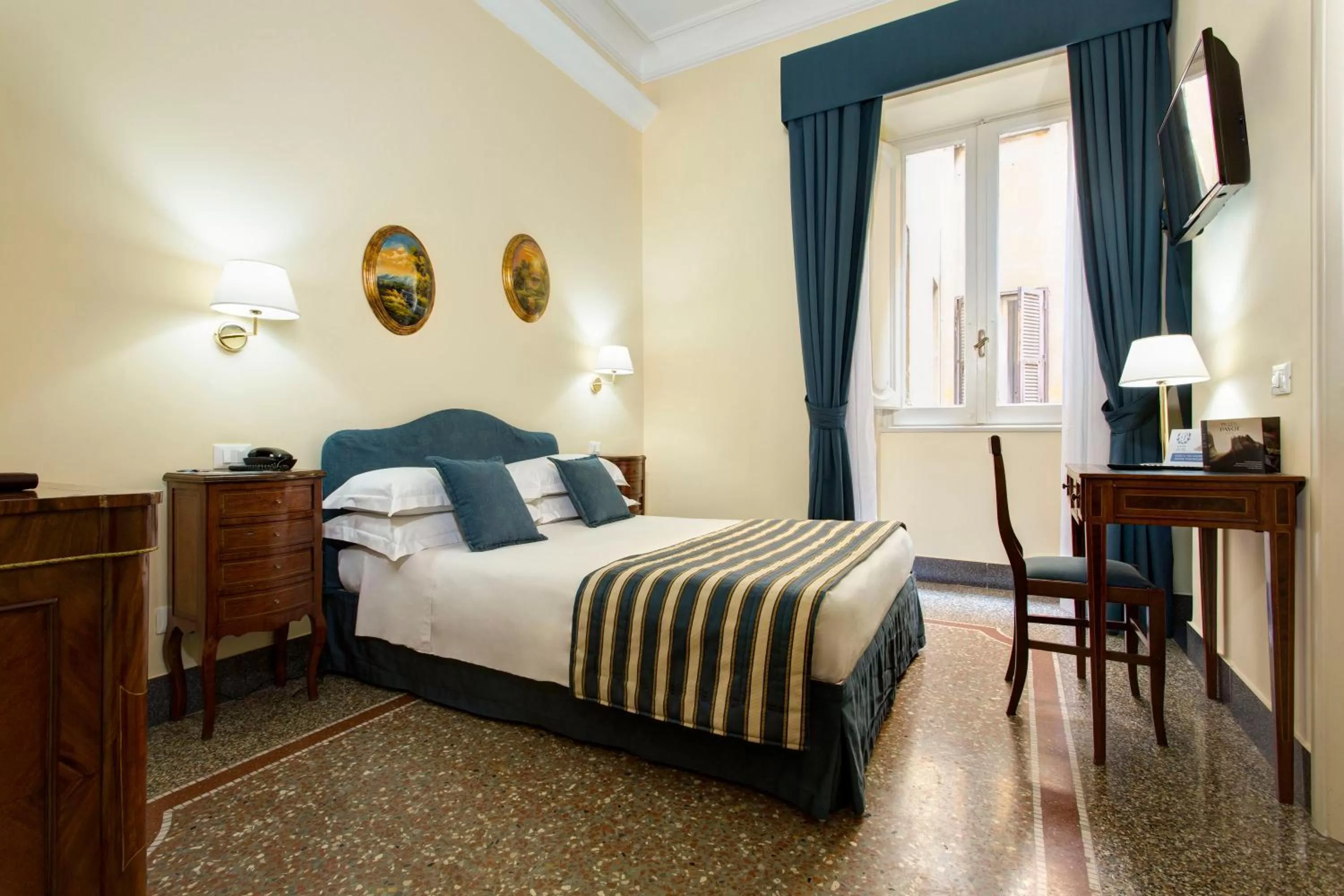 Bedroom, Bed in Golden Tulip Rome Piram
