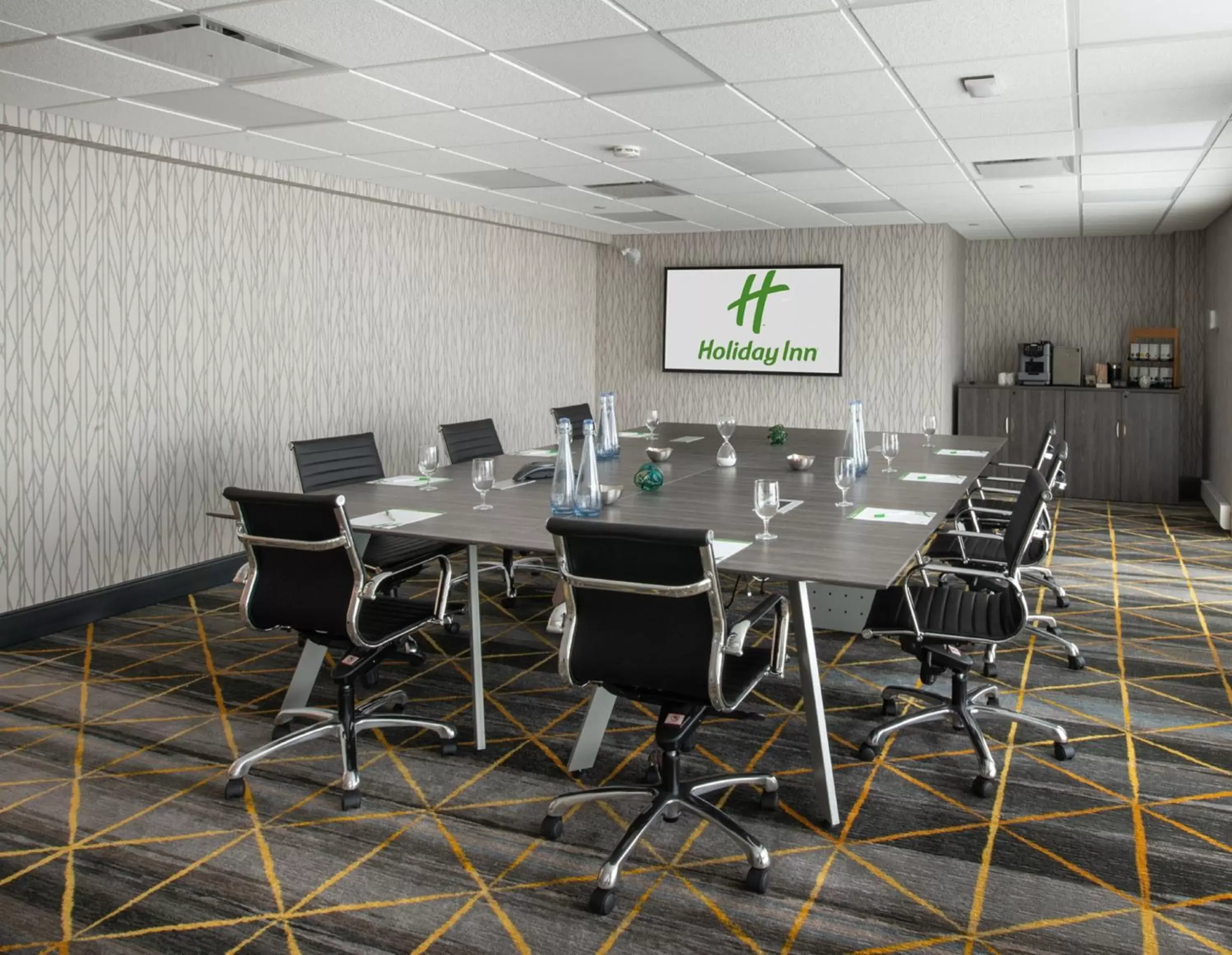 Meeting/conference room in Holiday Inn Edmonton South - Evario Events, an IHG Hotel