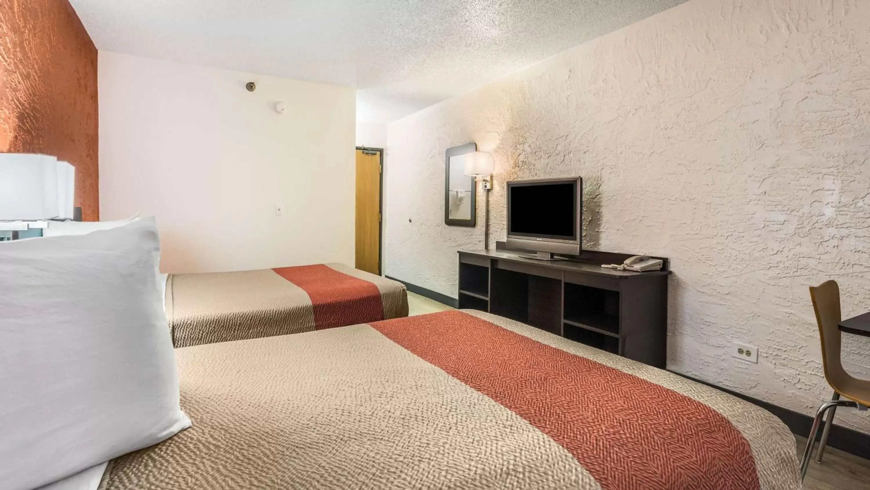 Bedroom, Bed in Motel 6-Elk Grove Village, IL