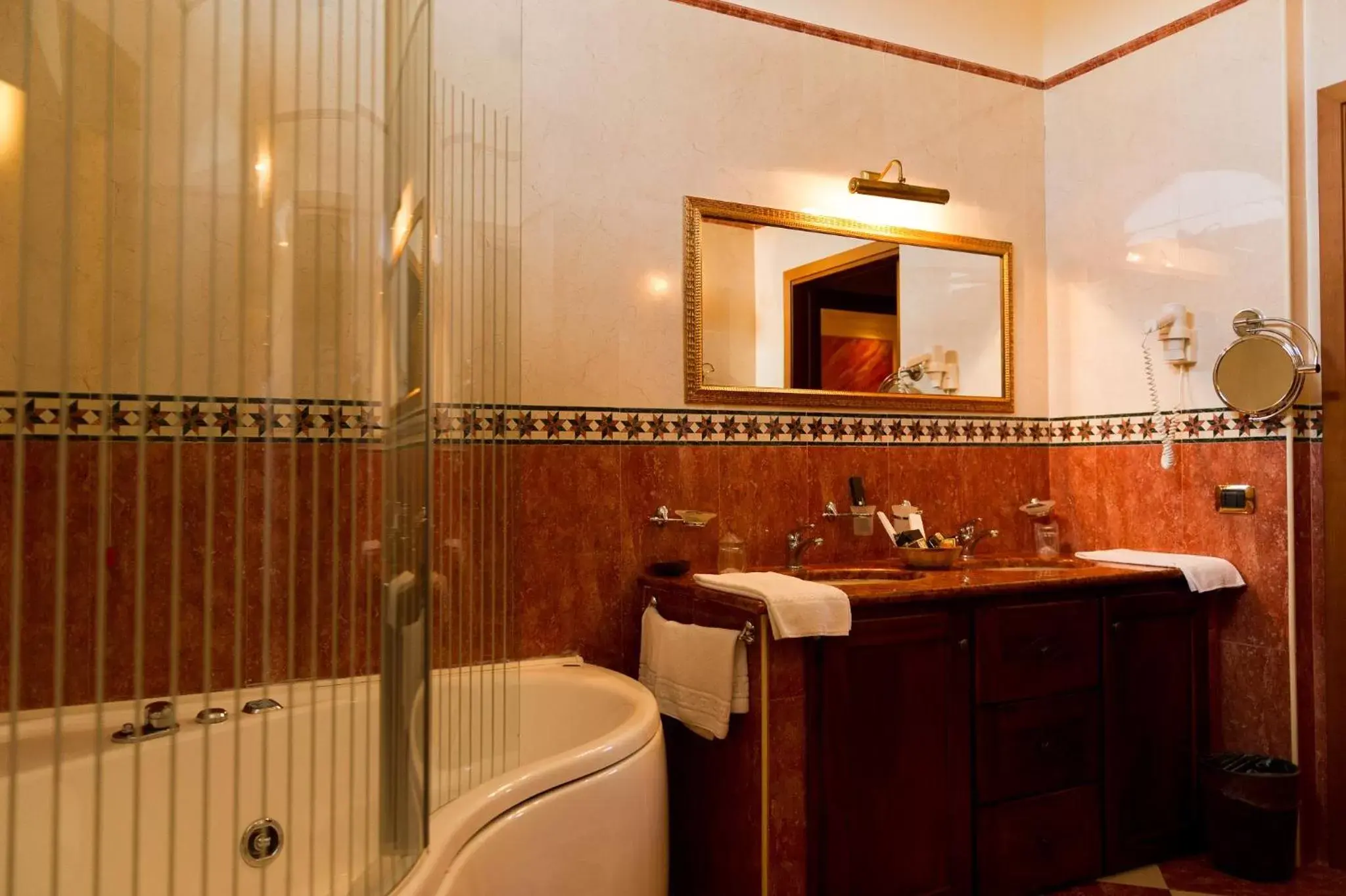 Hot Tub, Bathroom in Parco dei Principi Hotel