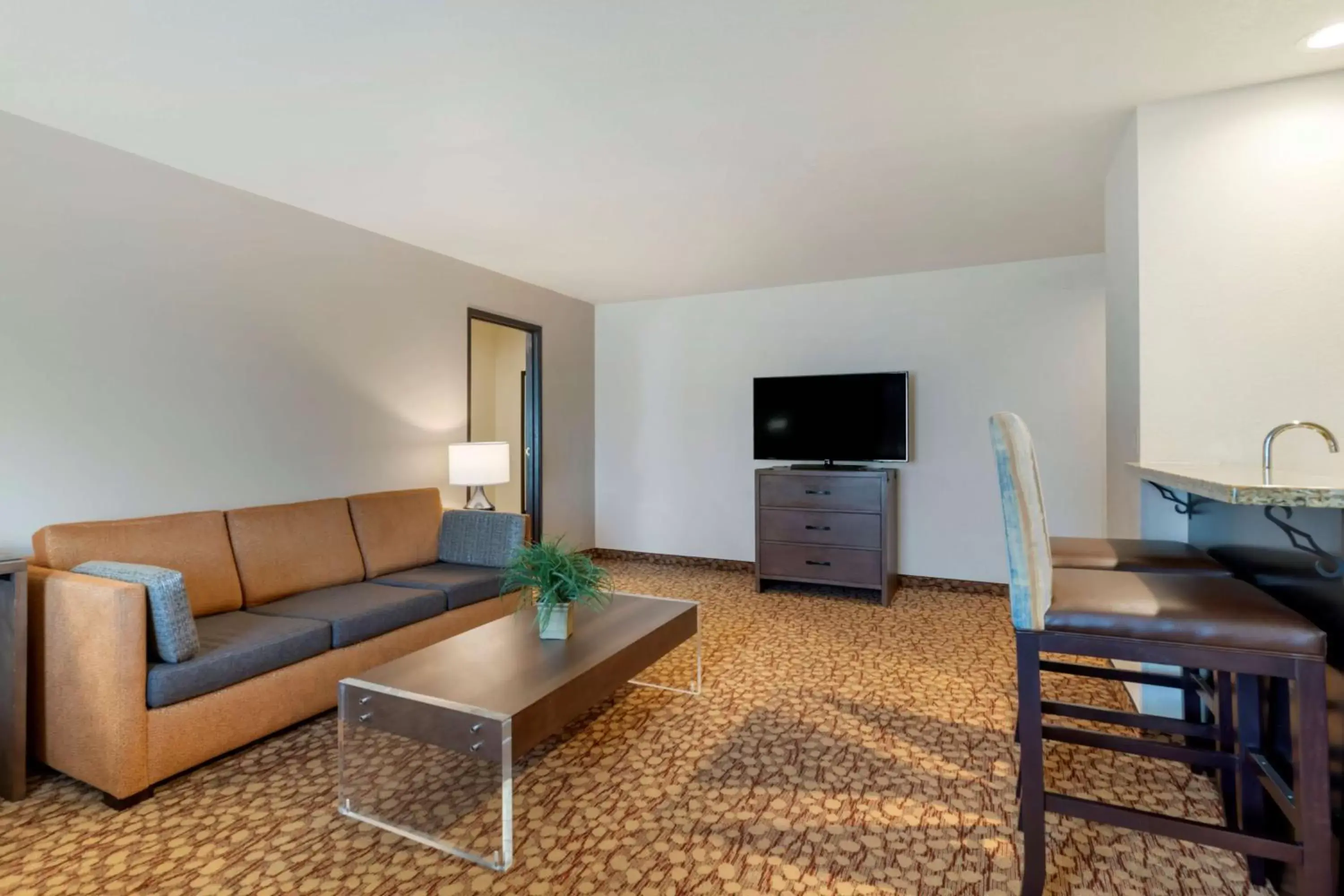 Living room, Seating Area in Best Western Plus Mill Creek Inn