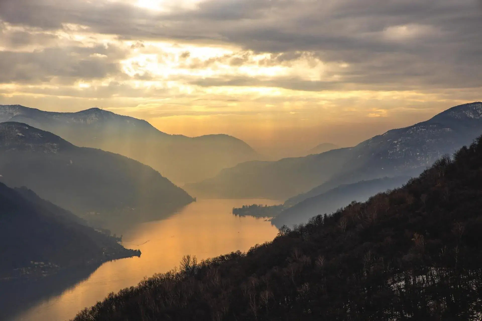 Photo of the whole room, Sunrise/Sunset in Kurhaus Cademario Hotel & DOT Spa - Ticino Hotels Group