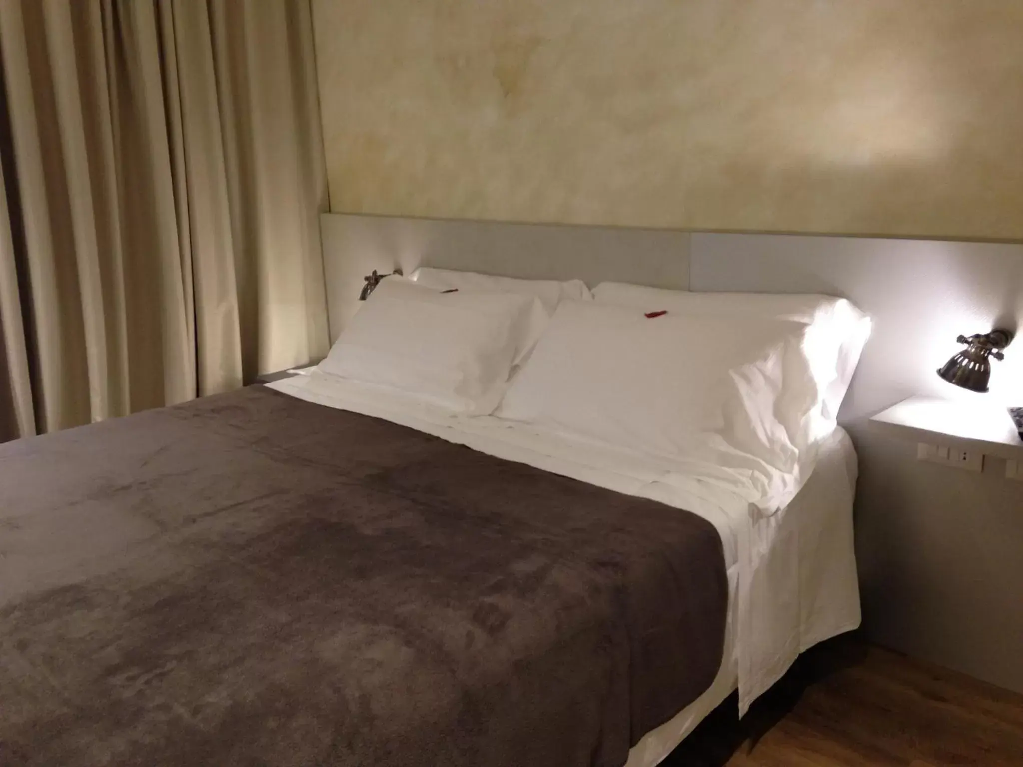 Bedroom, Bed in Bell Suite Hotel