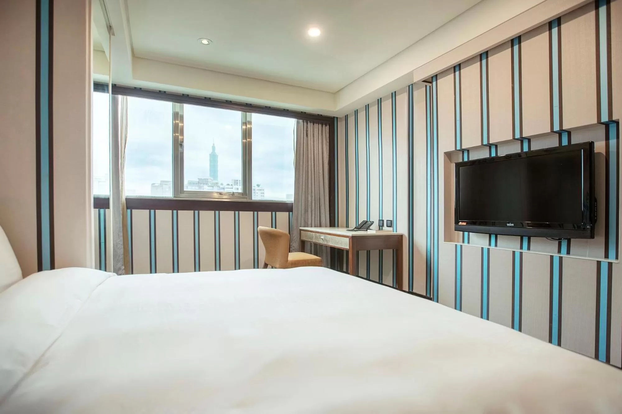 Communal lounge/ TV room, Bed in Hej Taipei Arena Hotel