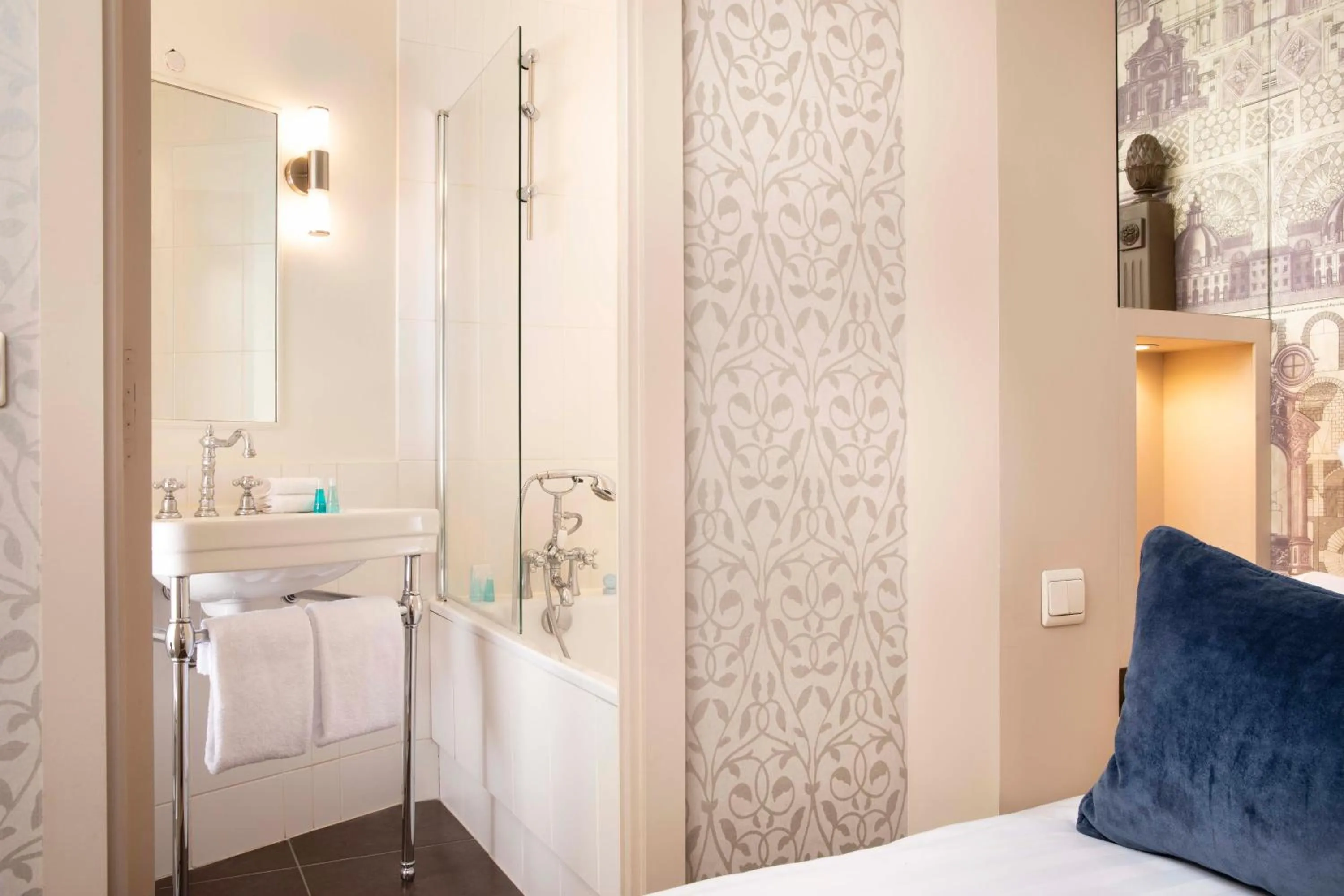 Toilet, Bed in Arioso