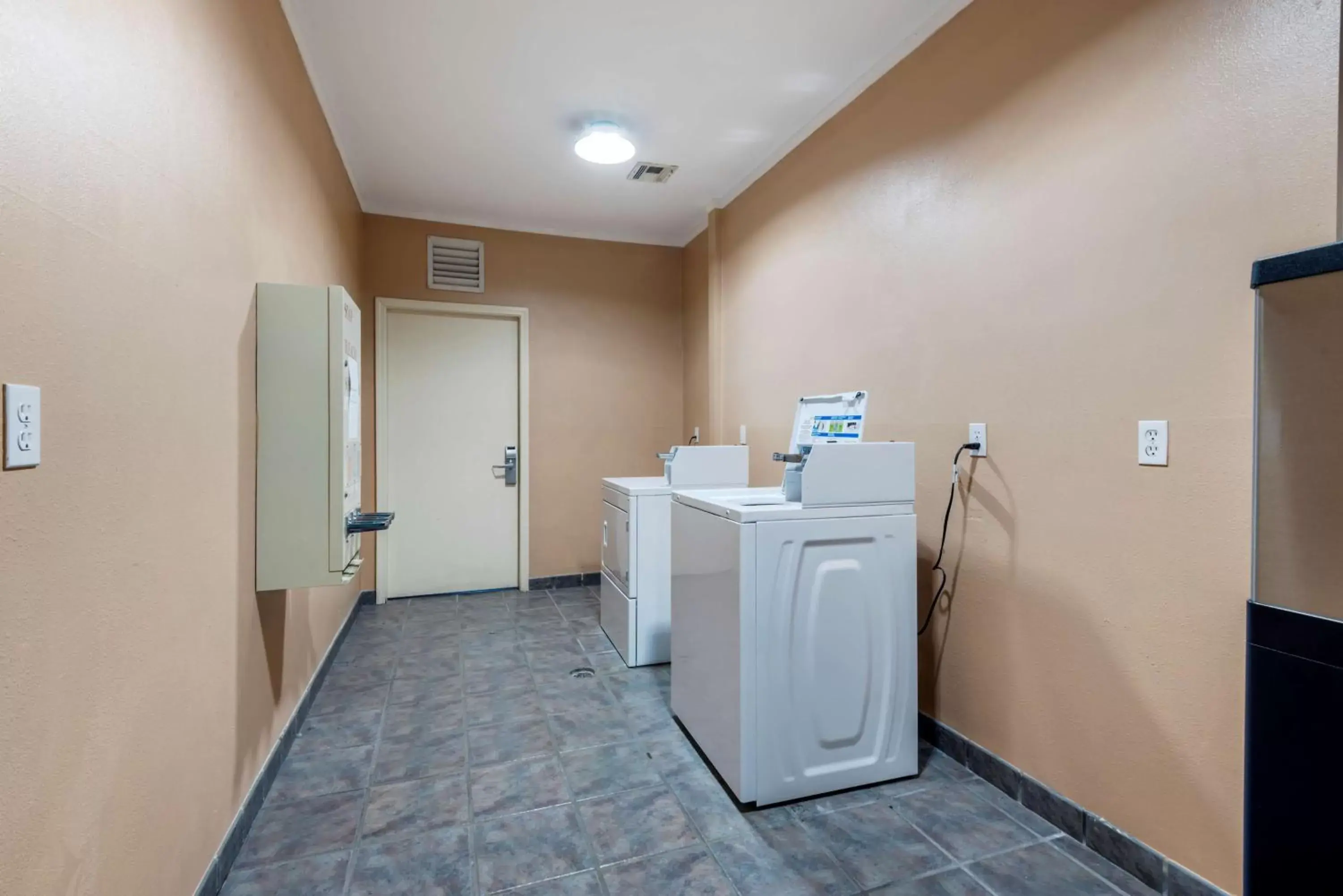 laundry, Kitchen/Kitchenette in Best Western Turquoise Inn & Suites