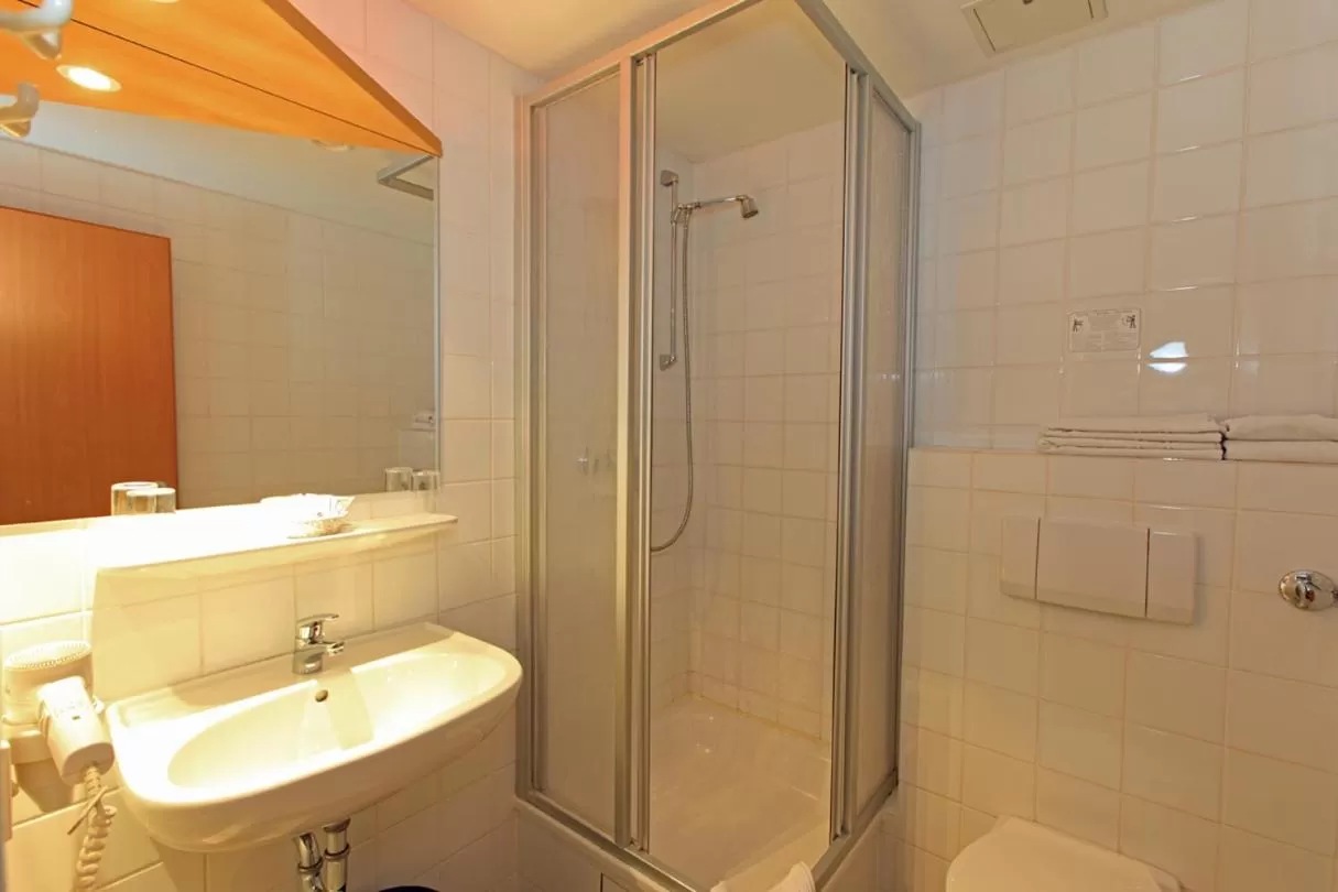 Bathroom in Hotel NEAR BY