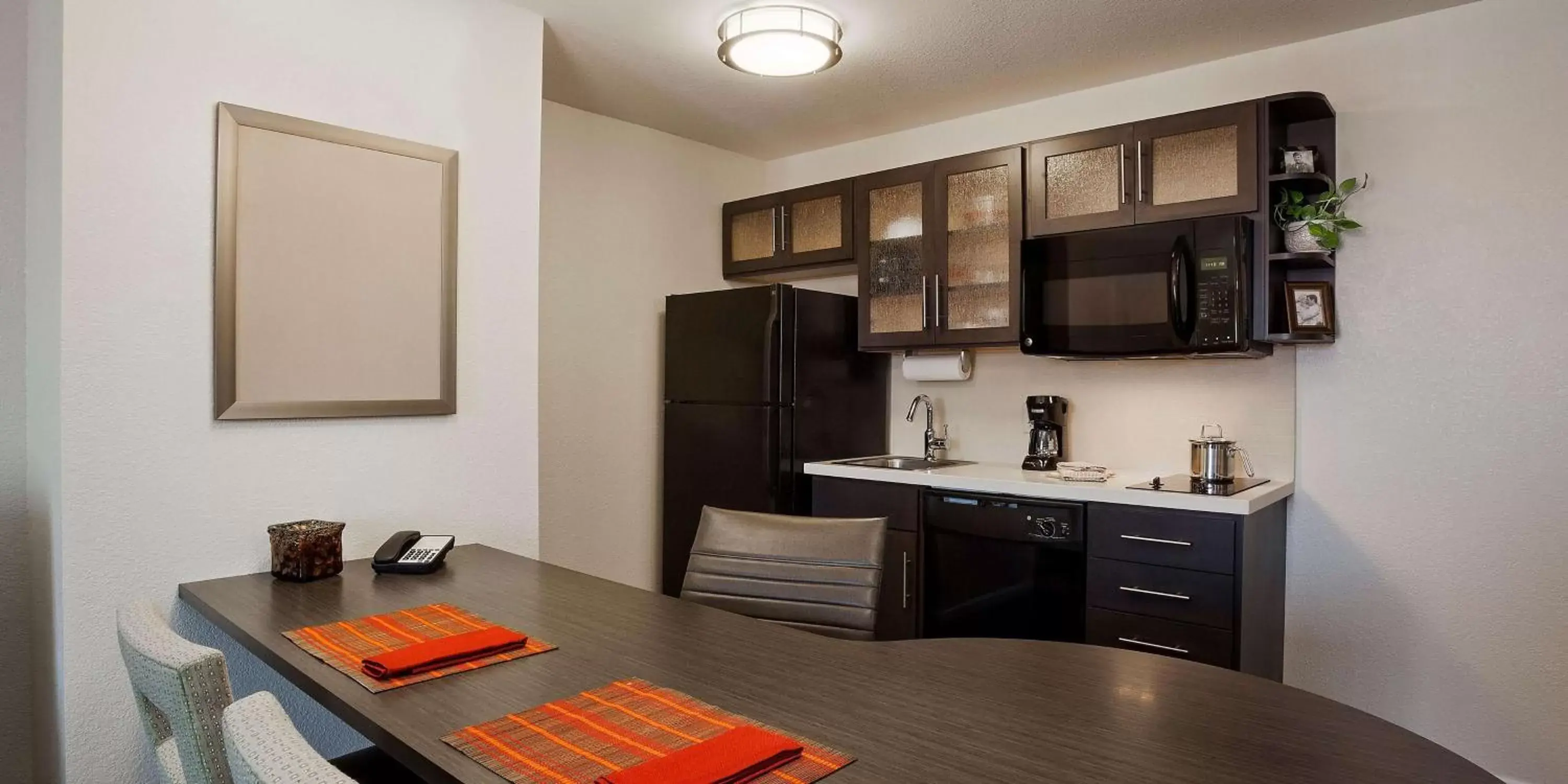 Kitchen or kitchenette, Kitchen/Kitchenette in Sonesta Simply Suites Wichita Airport