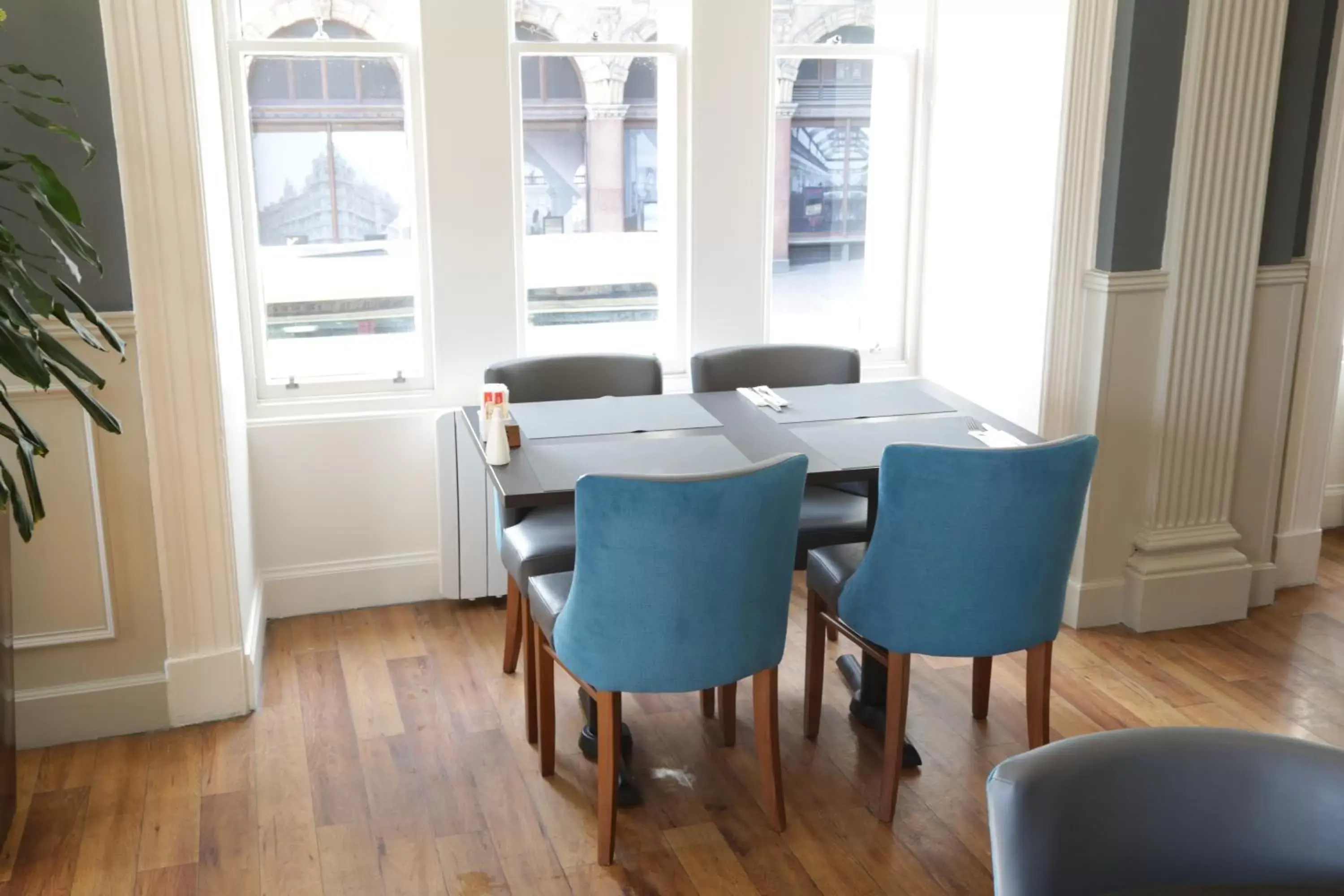 Restaurant/places to eat, Dining Area in Old Waverley Hotel