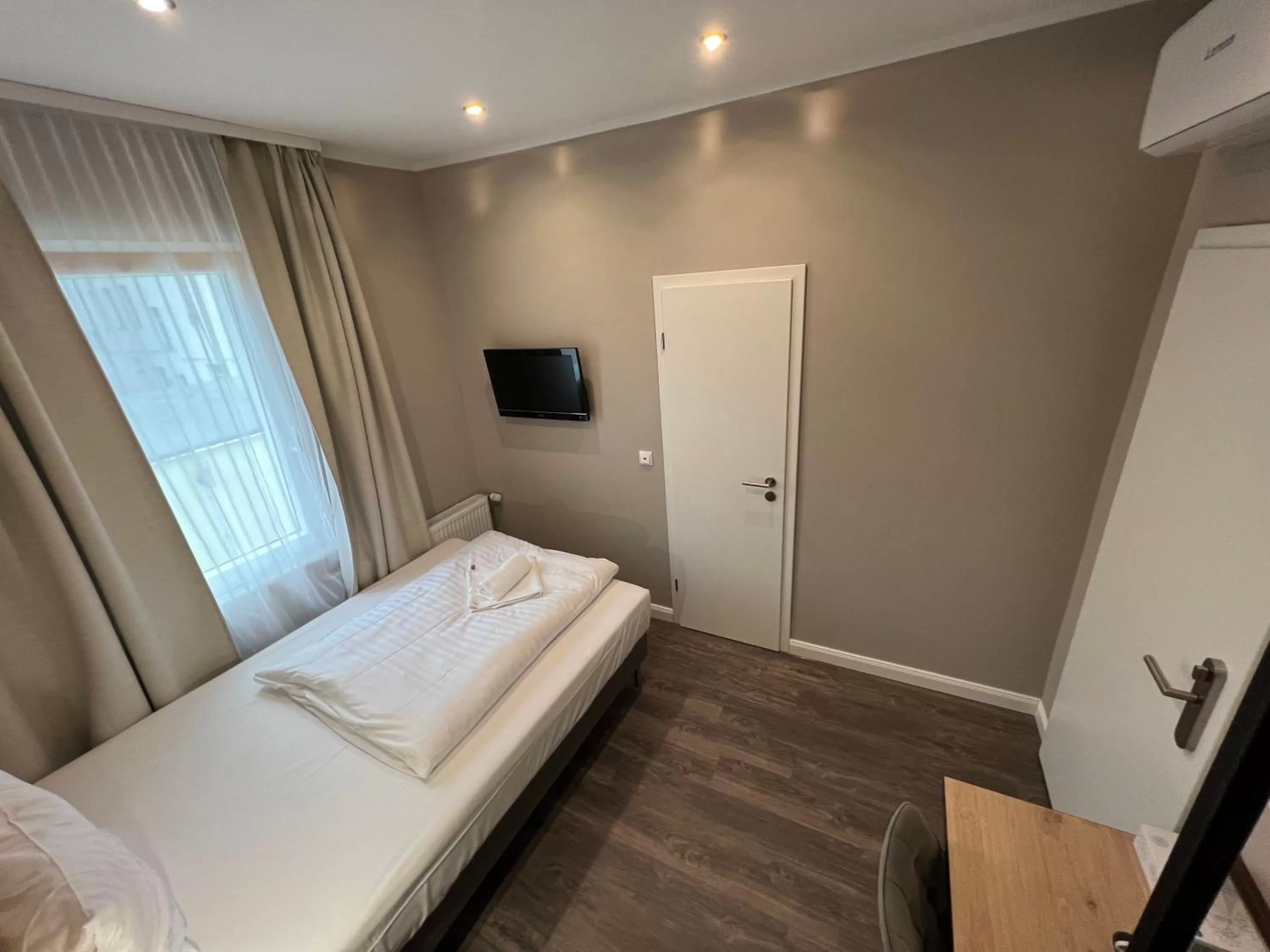Bed in JJ Hotel Hannover-City-Pension