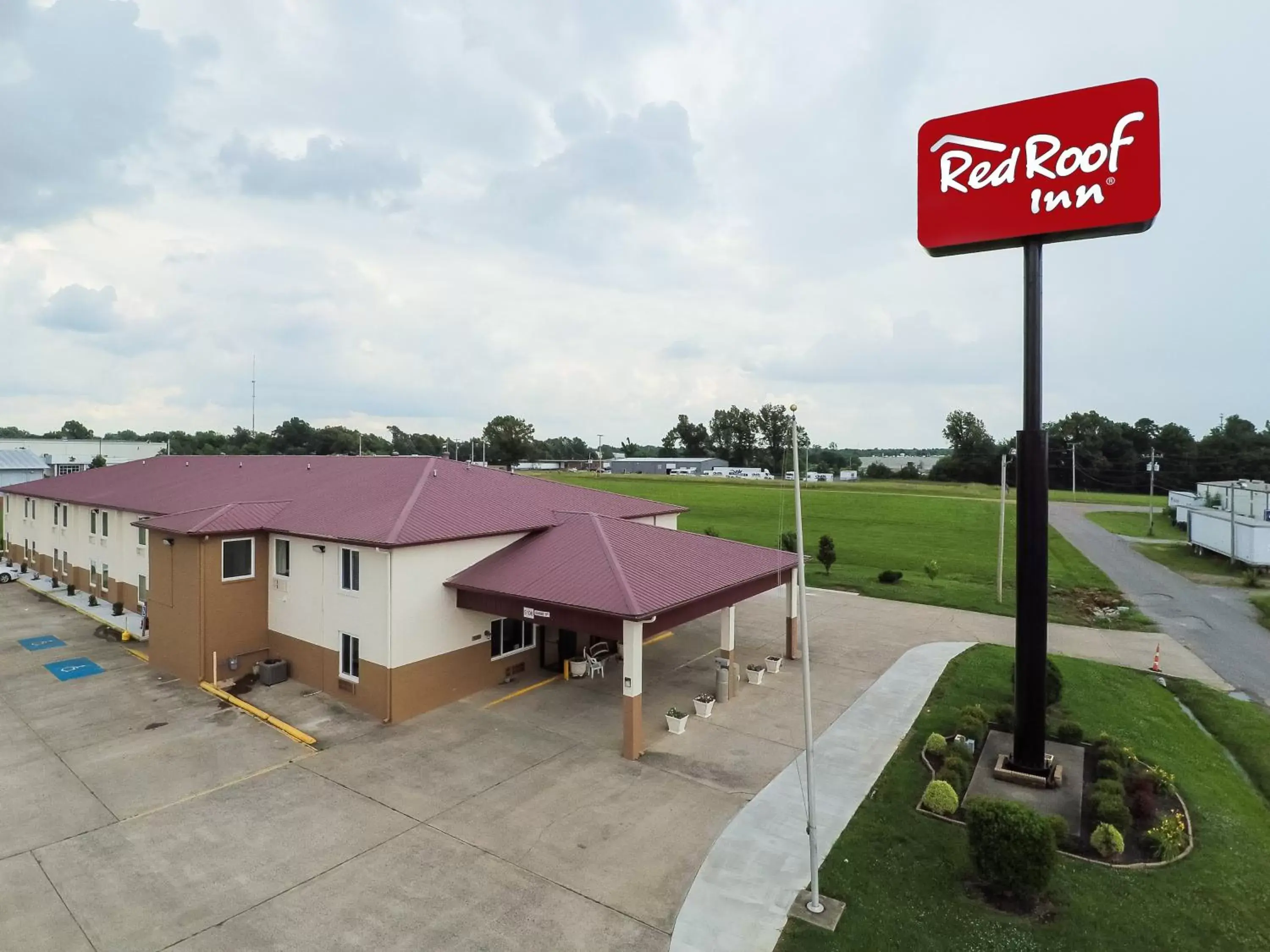 Property building, Garden View in Red Roof Inn Paducah