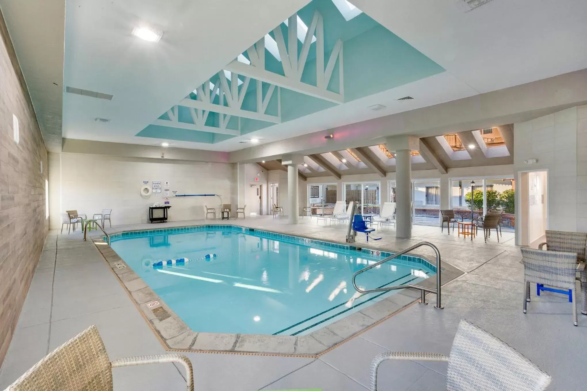 Swimming Pool in Orangewood Inn & Suites Kansas City Airport