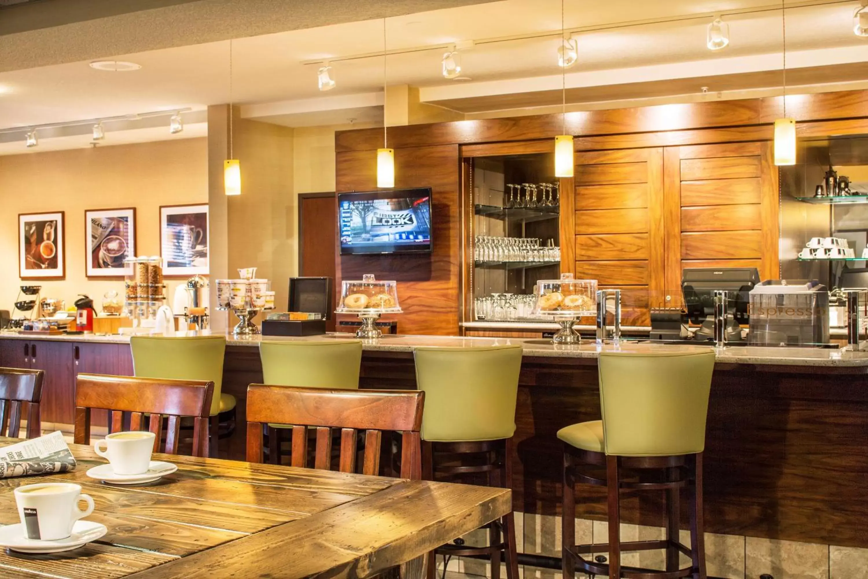 Lounge or bar, Restaurant/Places to Eat in DoubleTree by Hilton North Salem