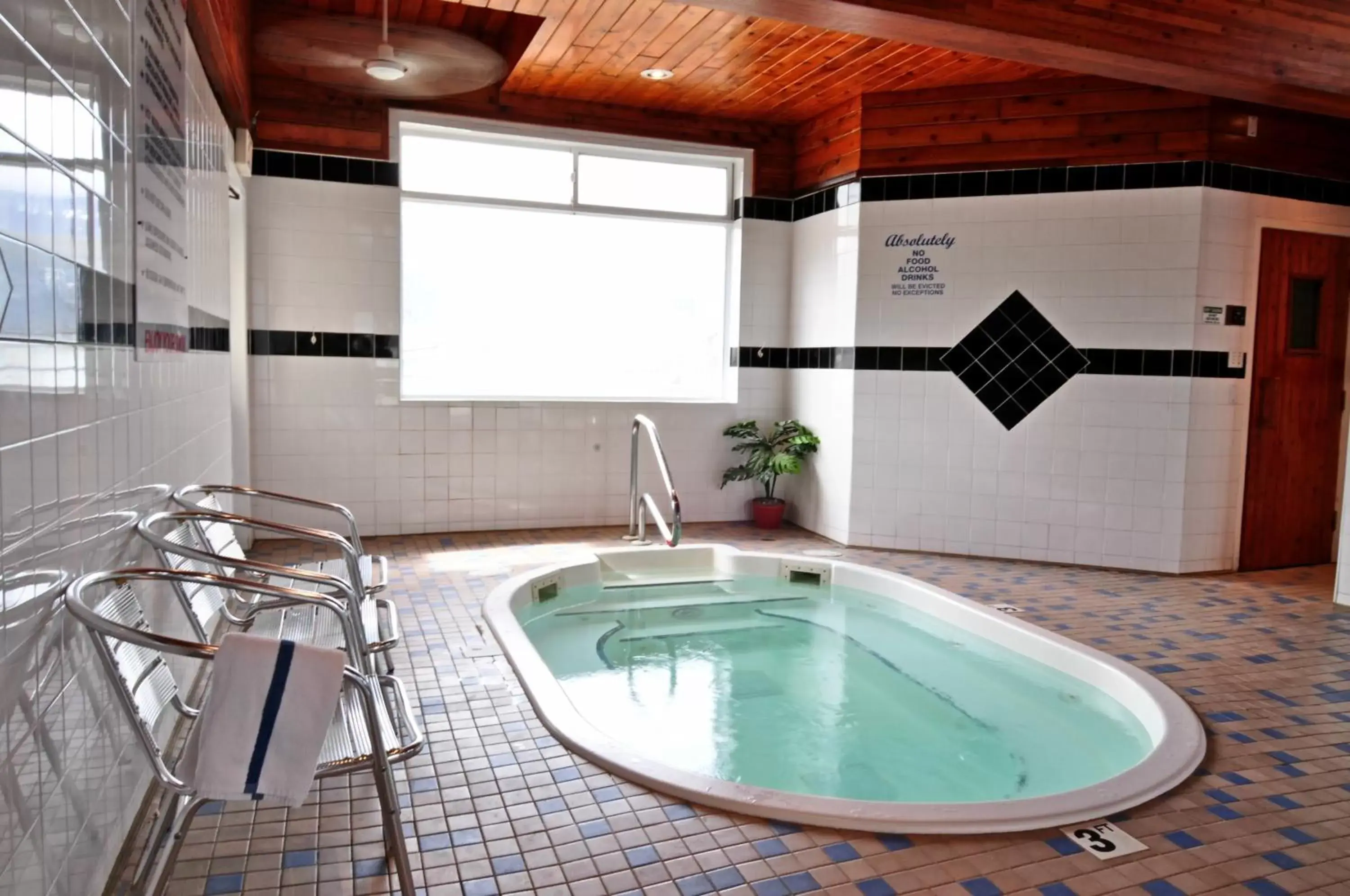 Hot Tub, Swimming Pool in Travelodge by Wyndham Golden Sportsman Lodge