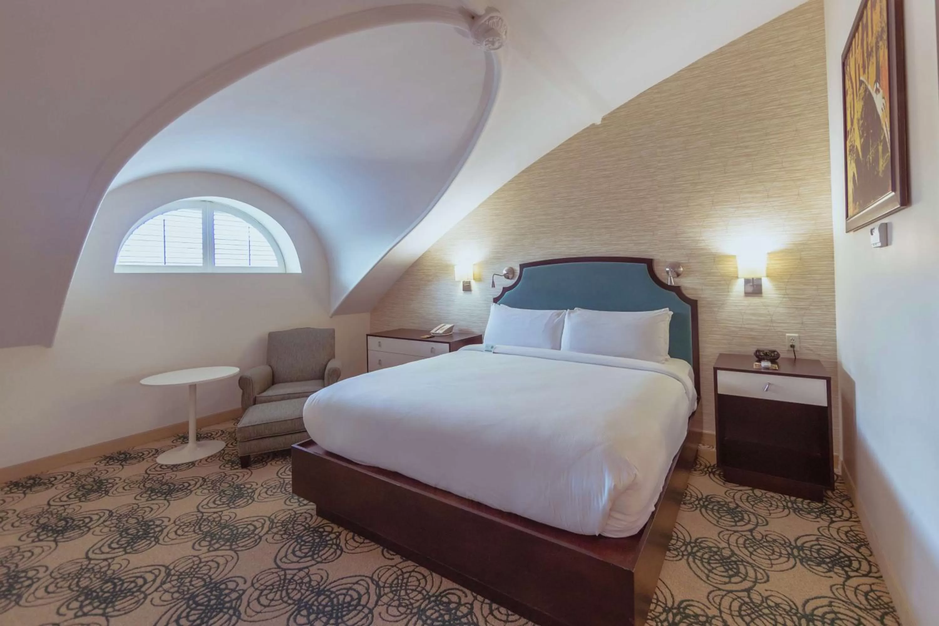 Living room, Bed in Hotel Skyler Syracuse, Tapestry Collection by Hilton