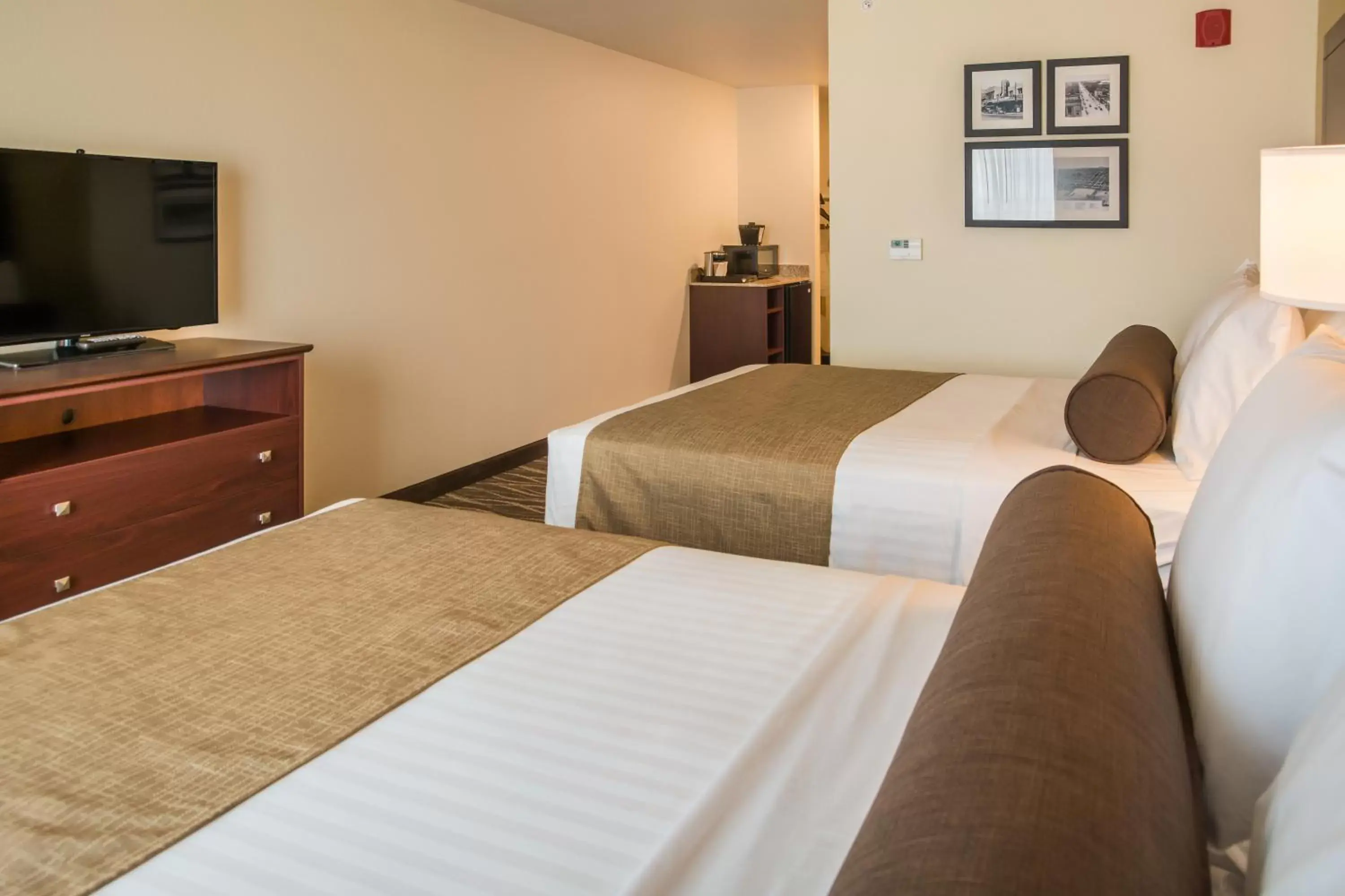 Bed in Cobblestone Inn and Suites - Ashland