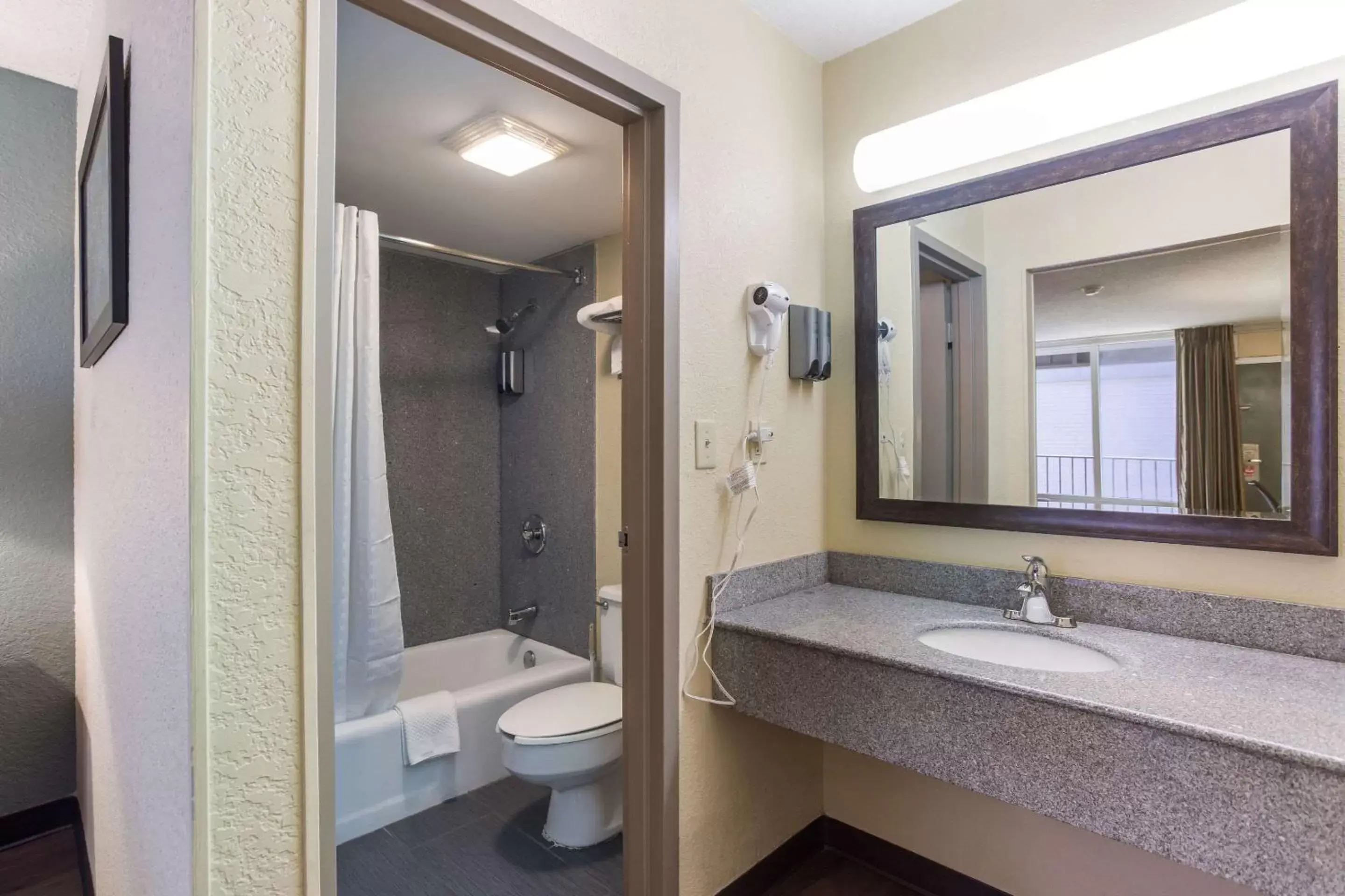 Bathroom in Econo Lodge Gallatin - Metro Nashville