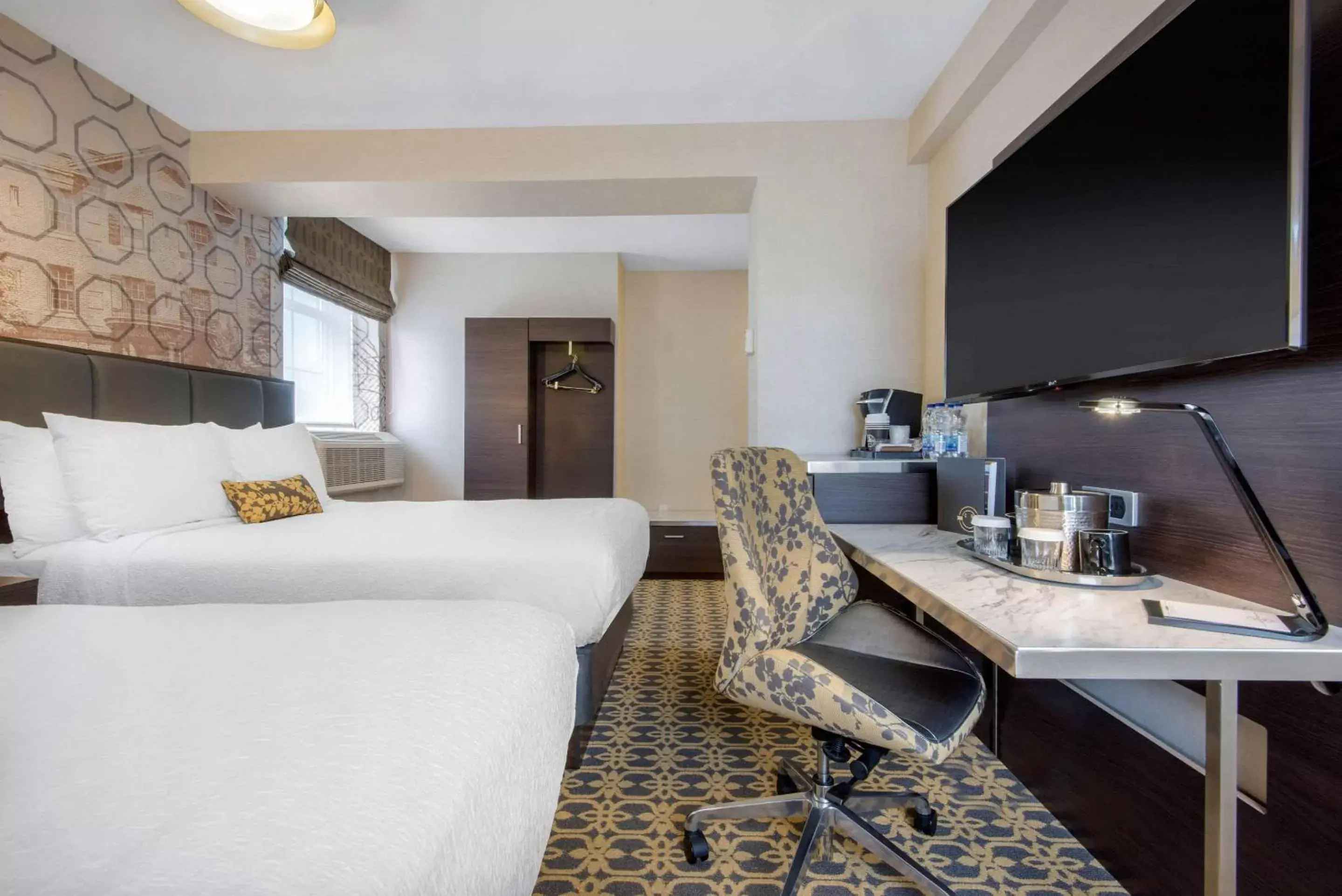 Bed, Seating Area in The Champlain Waterfront Hotel, an Ascend Hotel Collection