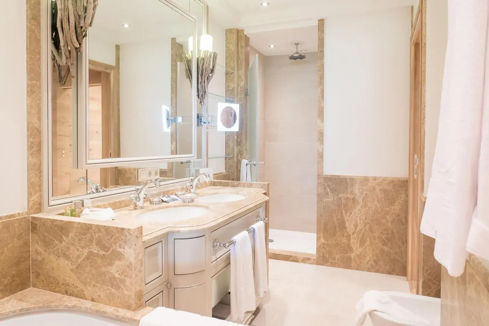 Shower, Bathroom in Astoria Resort