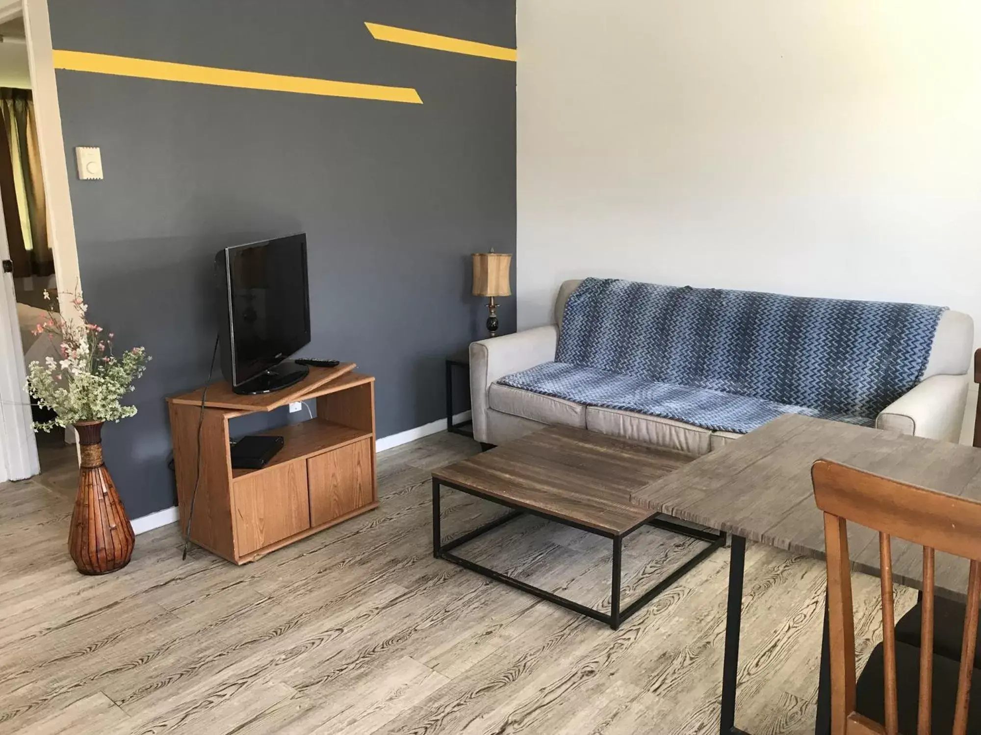 TV and multimedia, Seating Area in Duncan Motel