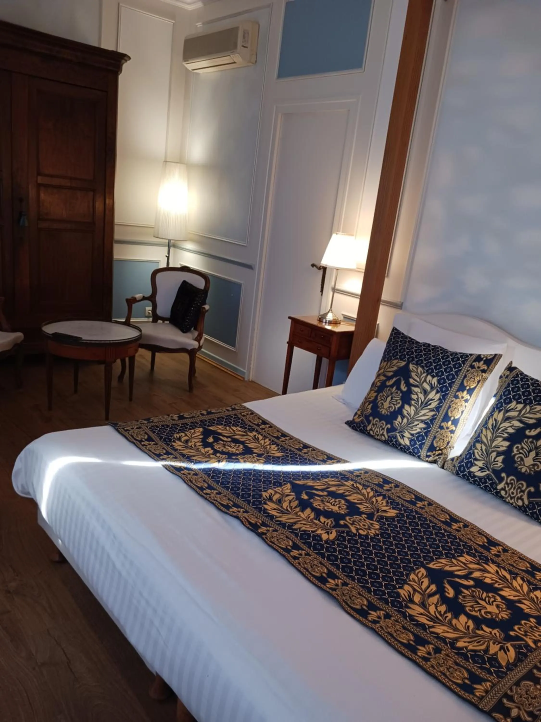 Bed in HOTEL LA COGNETTE A 25 Kilomètres de Châteauroux et 30 Kilomètres de Bourges