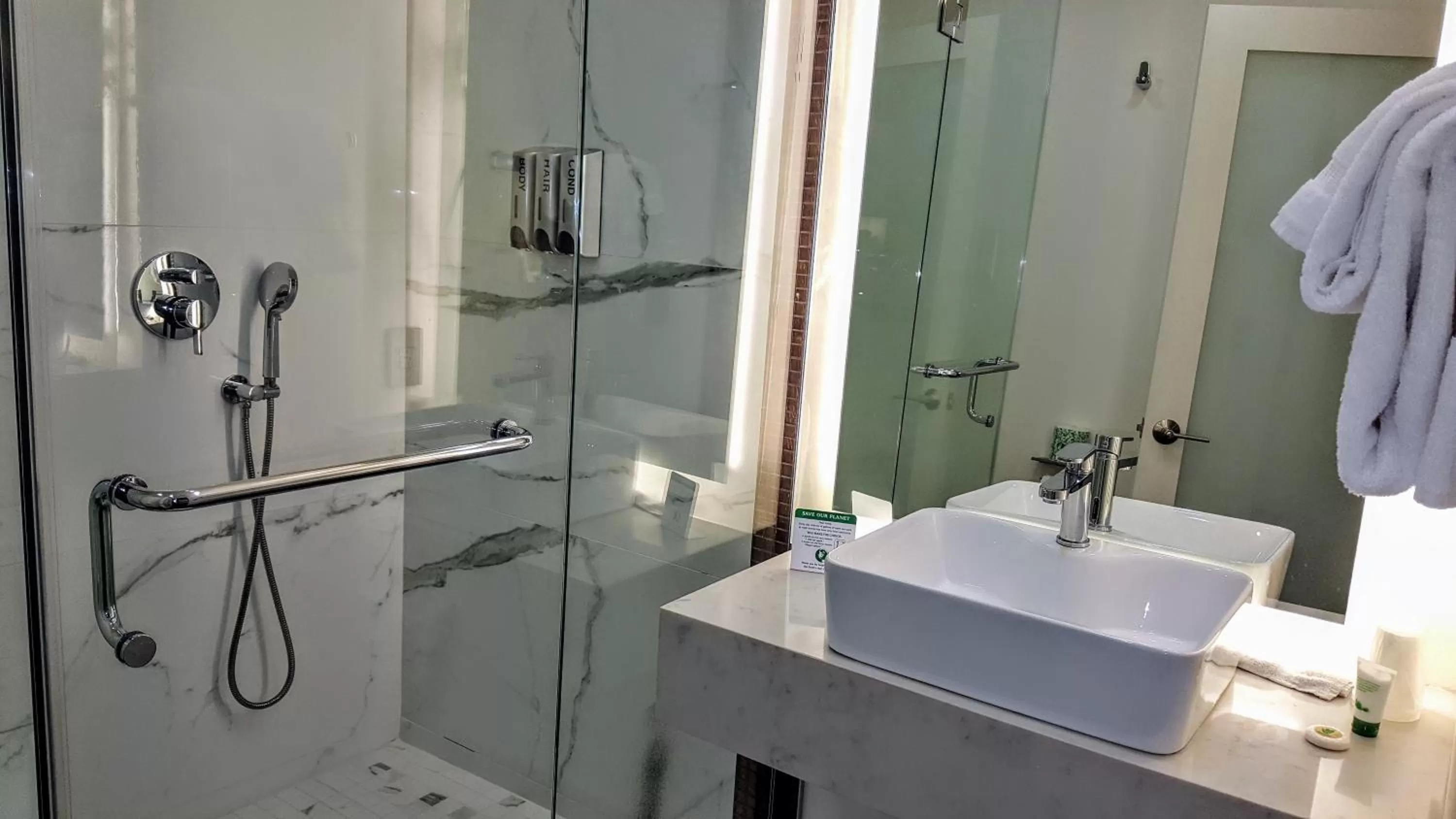 Bathroom in Hotel Xilo Glendale